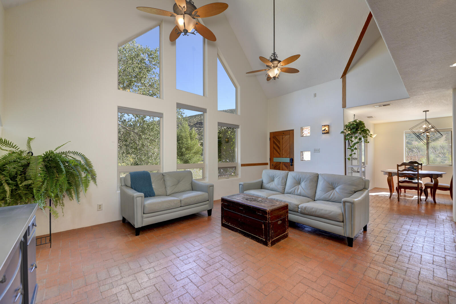 4 CAMINO MESTENO Living Room