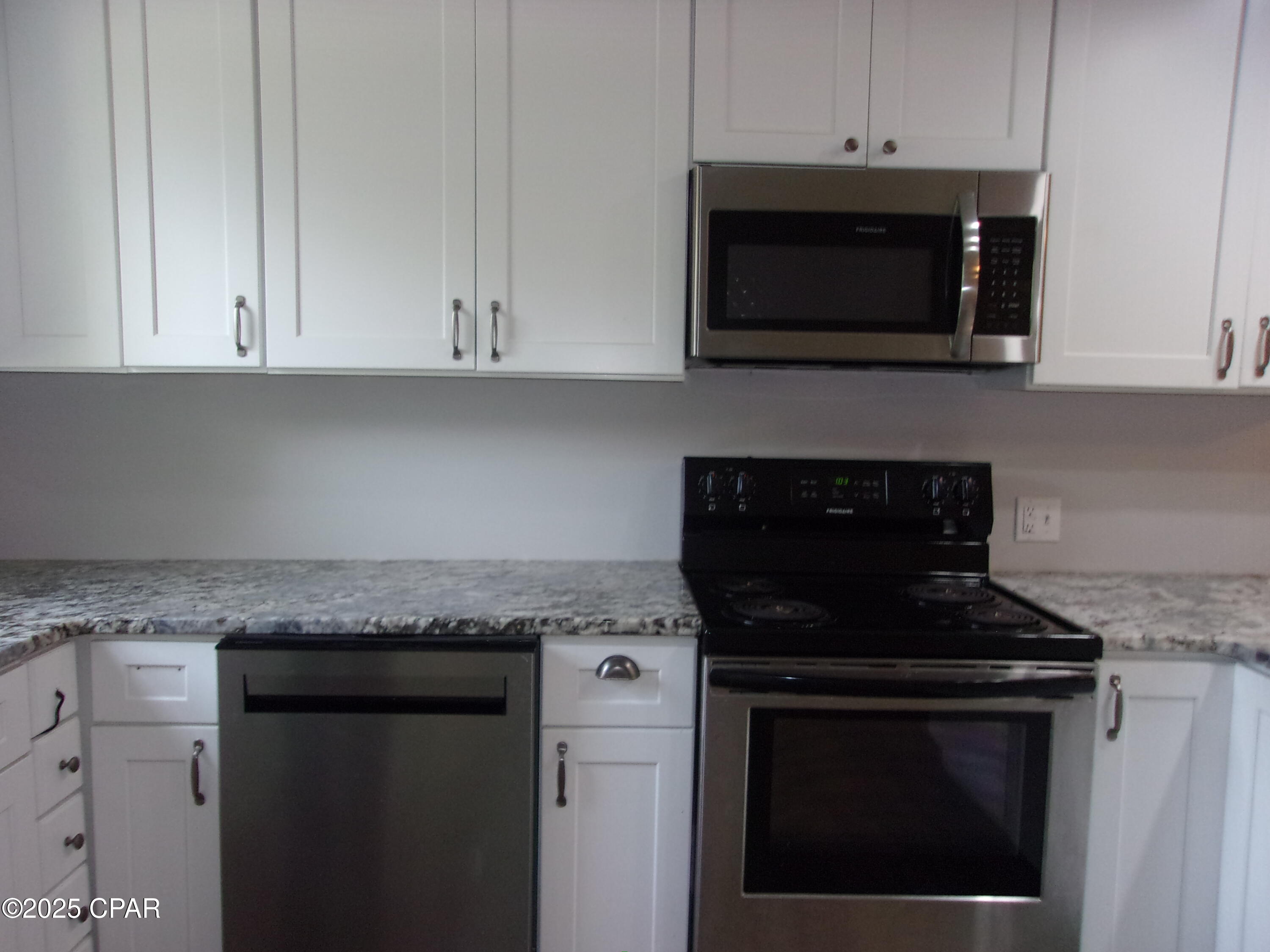 Listing photo id 11 for 2735 Muir Lane