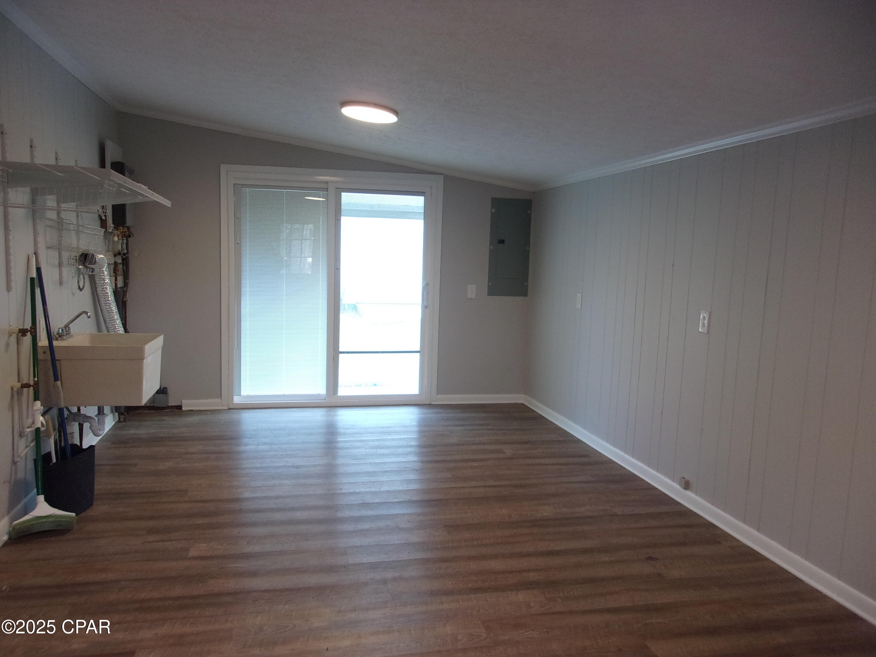 Listing photo id 15 for 2735 Muir Lane