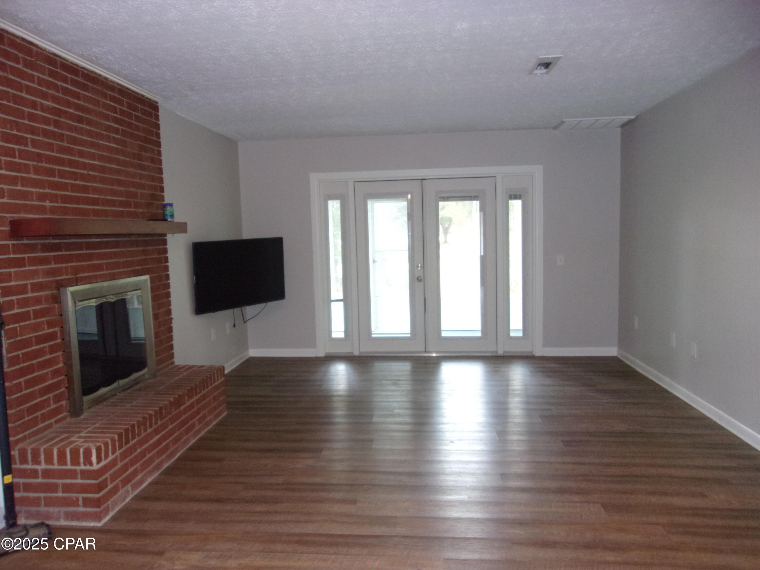 Listing photo id 2 for 2735 Muir Lane