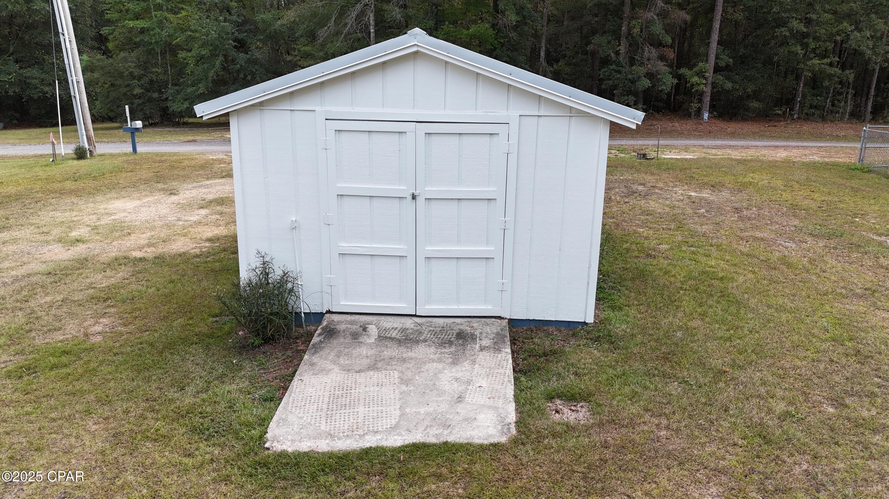 Listing photo id 28 for 2735 Muir Lane