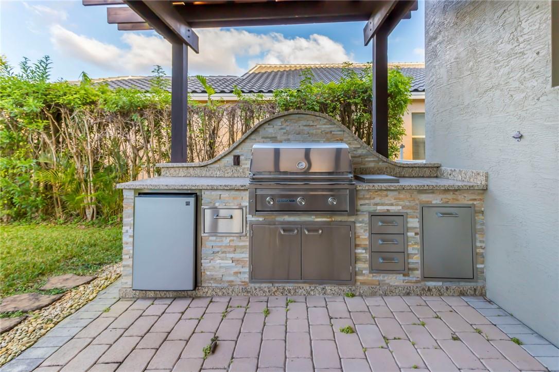 Pergola/ outdoor kitchen