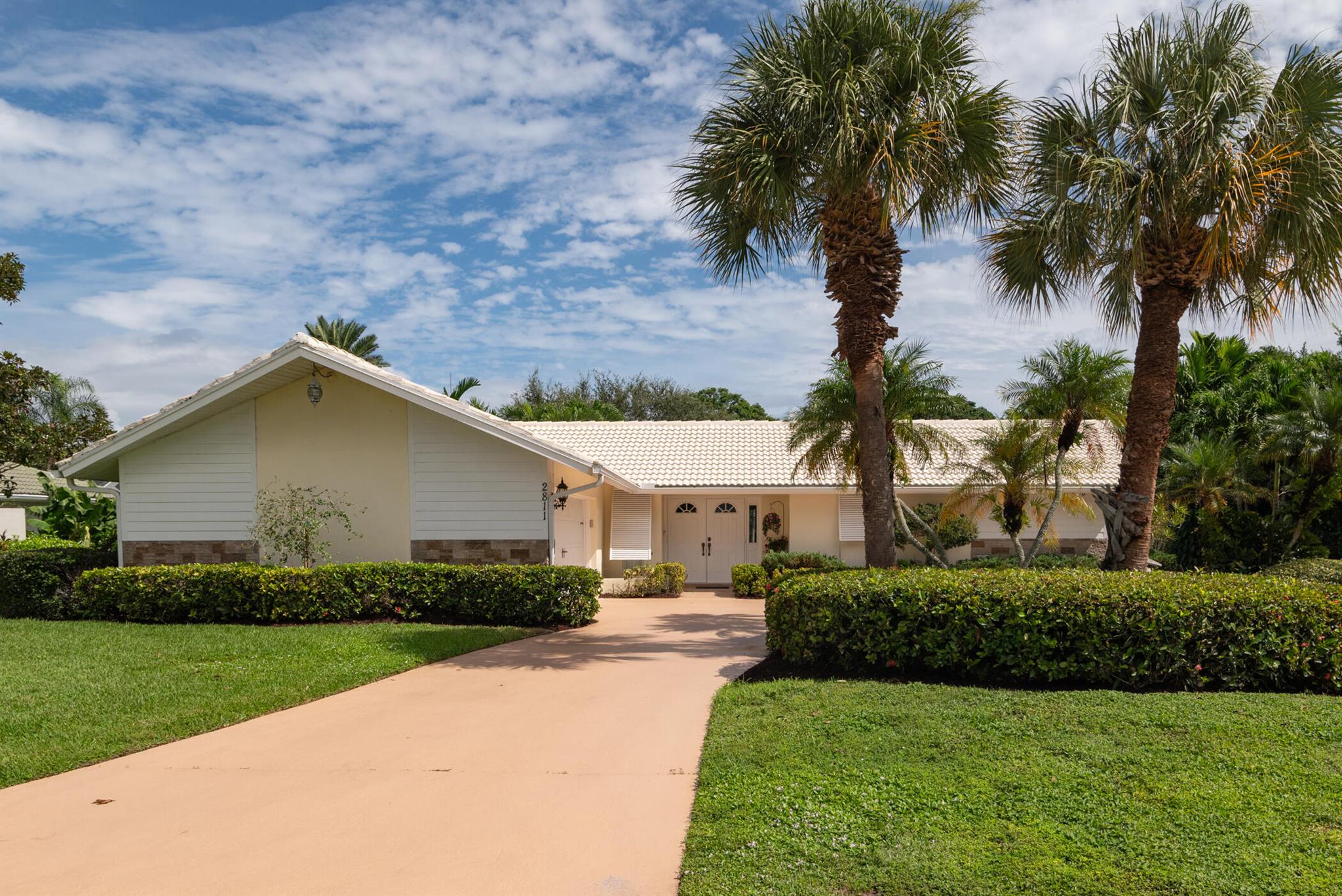 Homes for sale in Stuart, FL | 2811 Se Fairway W, Stuart, FL 34997 | MLS# R11127671