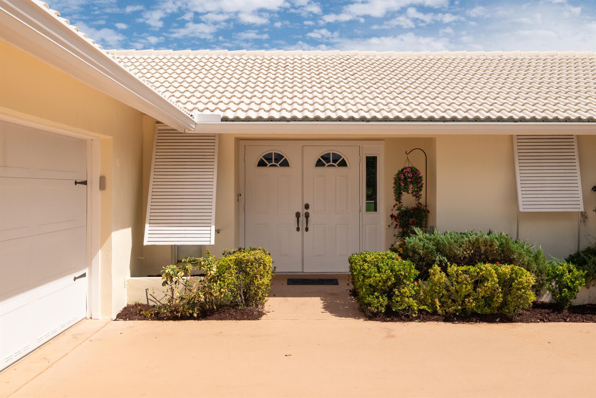 Homes for sale in Stuart, FL | 2811 Se Fairway W, Stuart, FL 34997 | MLS# R11127671