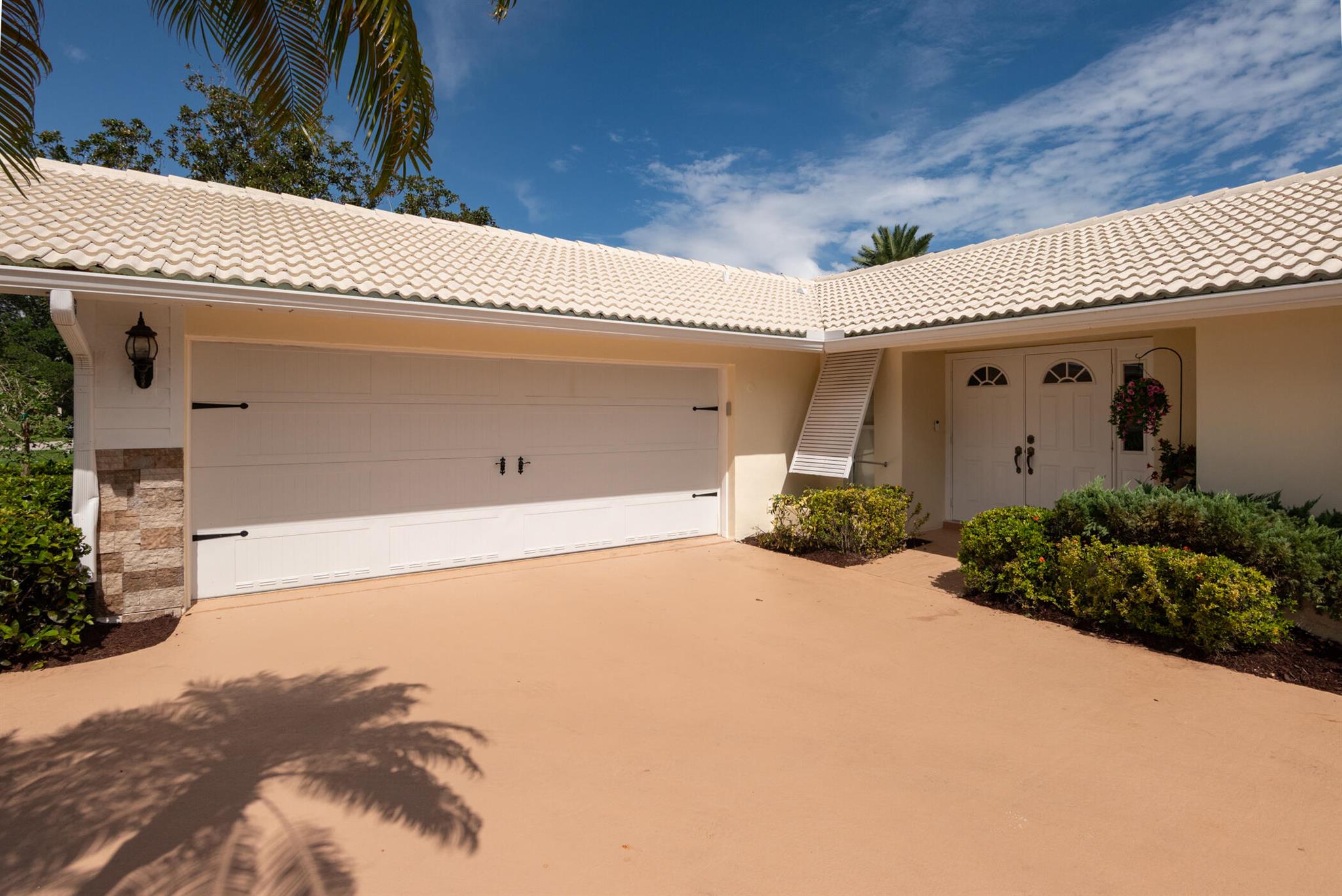 Homes for sale in Stuart, FL | 2811 Se Fairway W, Stuart, FL 34997 | MLS# R11127671