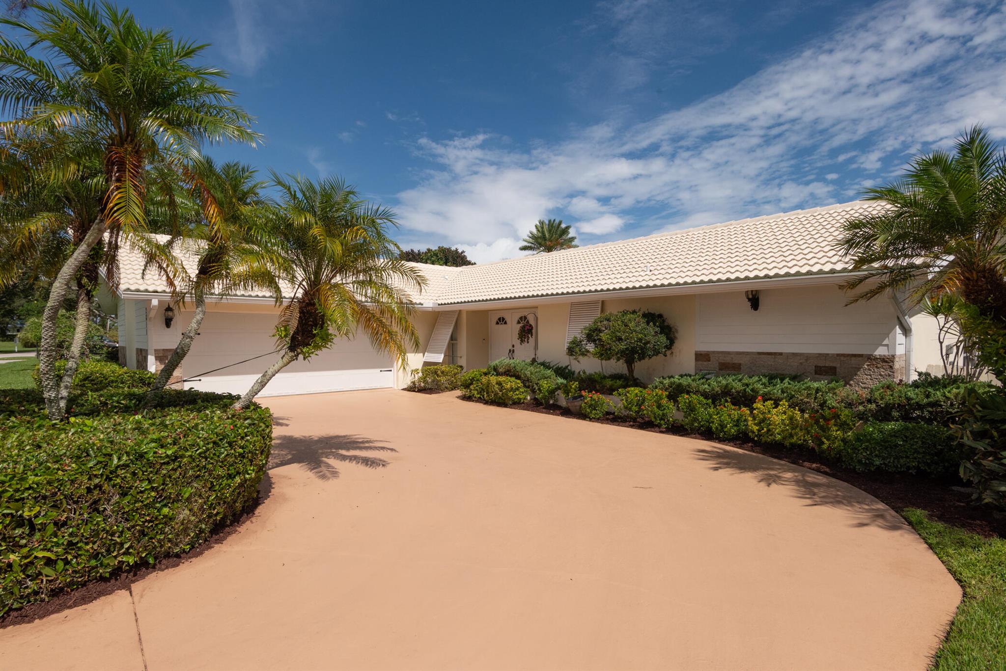 Homes for sale in Stuart, FL | 2811 Se Fairway W, Stuart, FL 34997 | MLS# R11127671