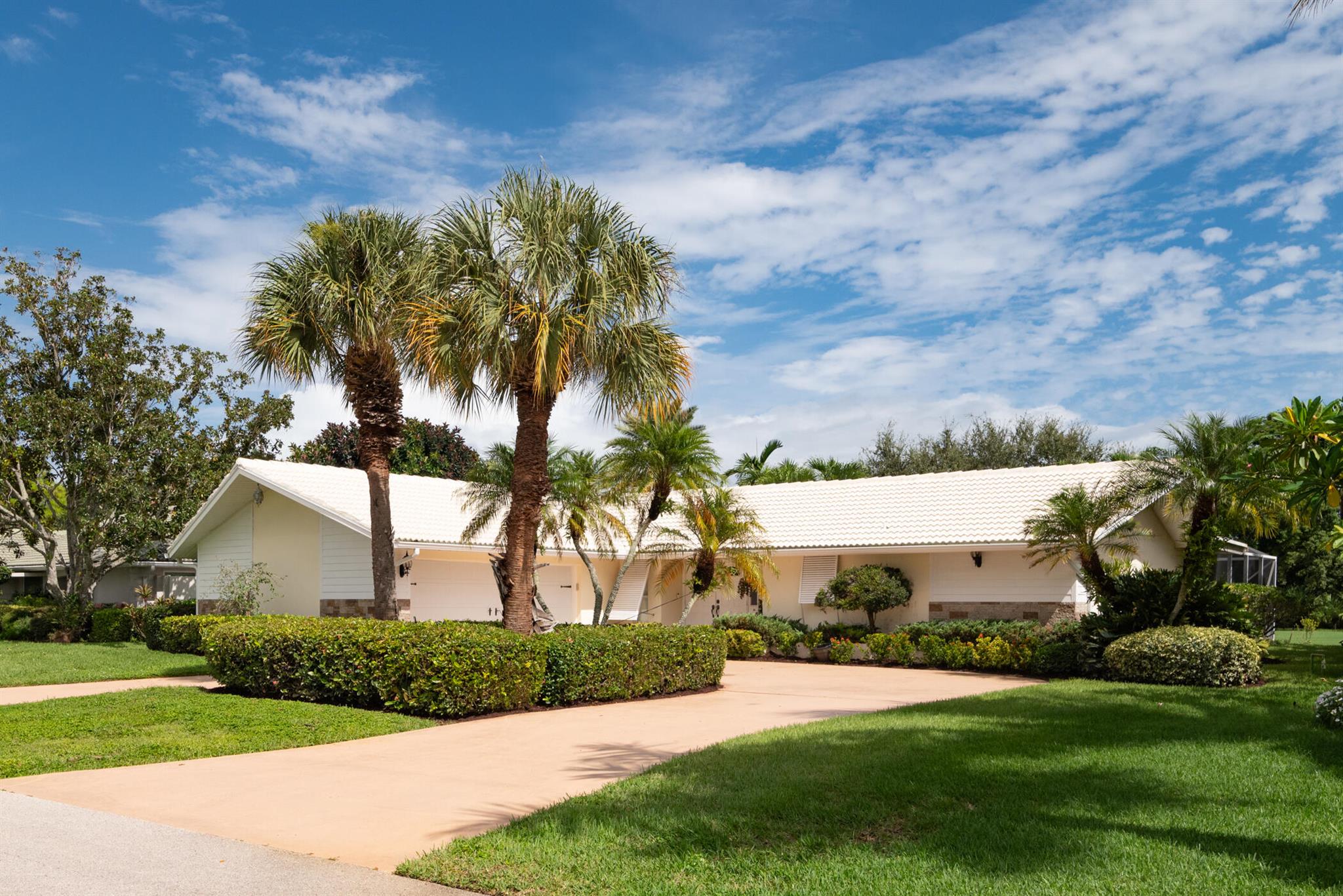 Homes for sale in Stuart, FL | 2811 Se Fairway W, Stuart, FL 34997 | MLS# R11127671