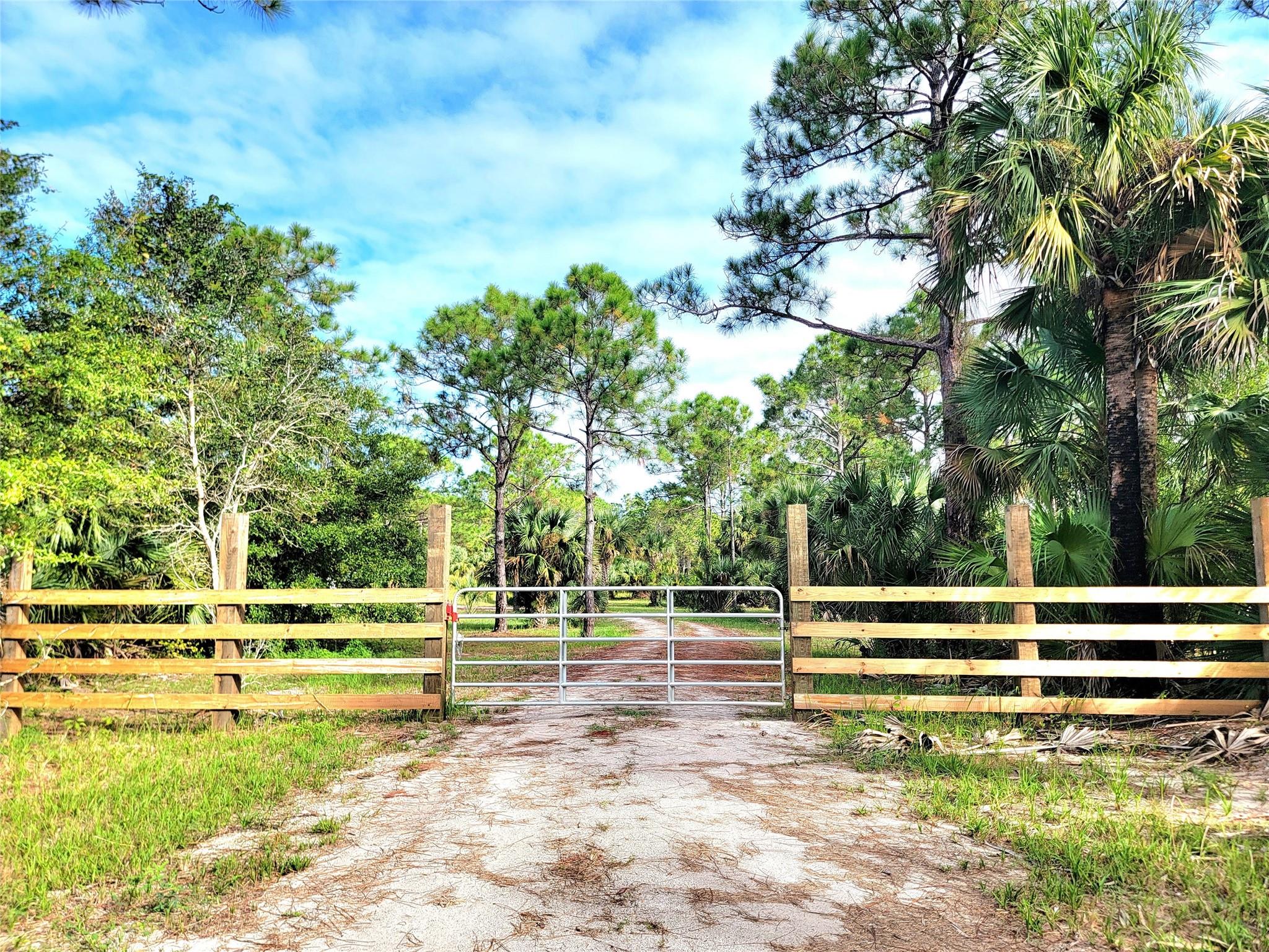 Homes for sale in Fellsmere, FL | 15350 93rd St, Fellsmere, FL 32948 | MLS# F10529163