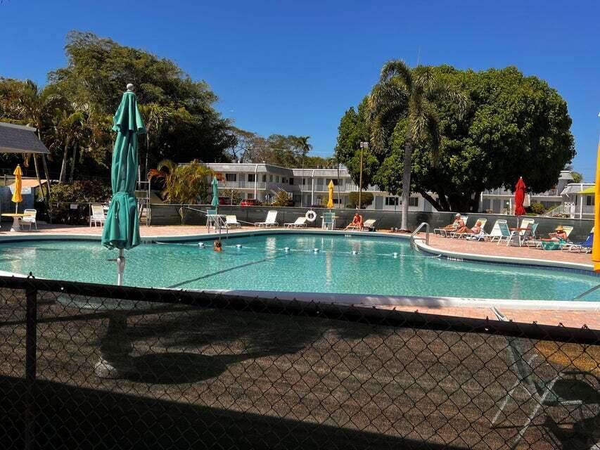 Murry Hills Apt Bldg Cond