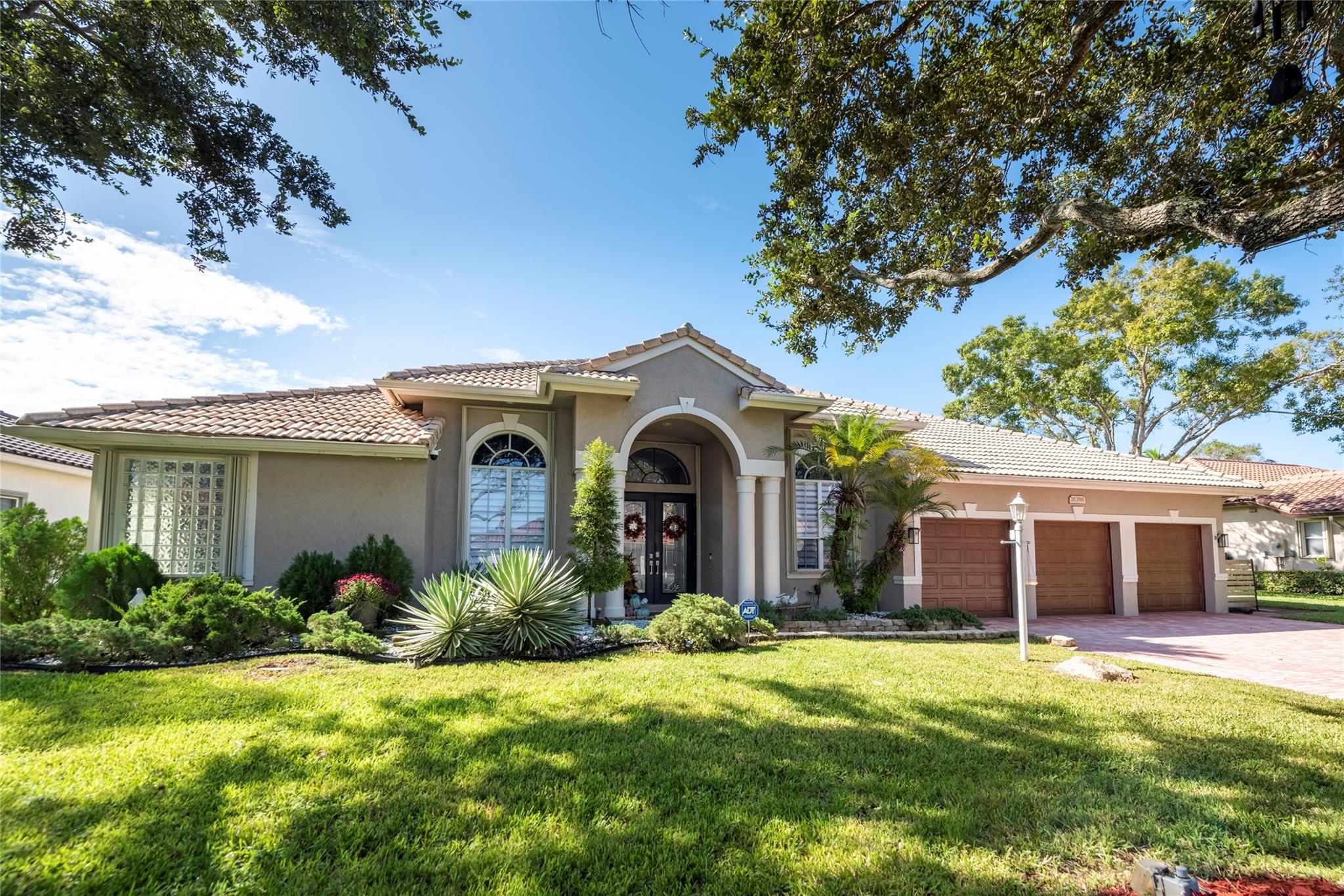 Homes for sale in Davie, FL | 16386 Erie Pl, Davie, FL 33331 | MLS# F10529173