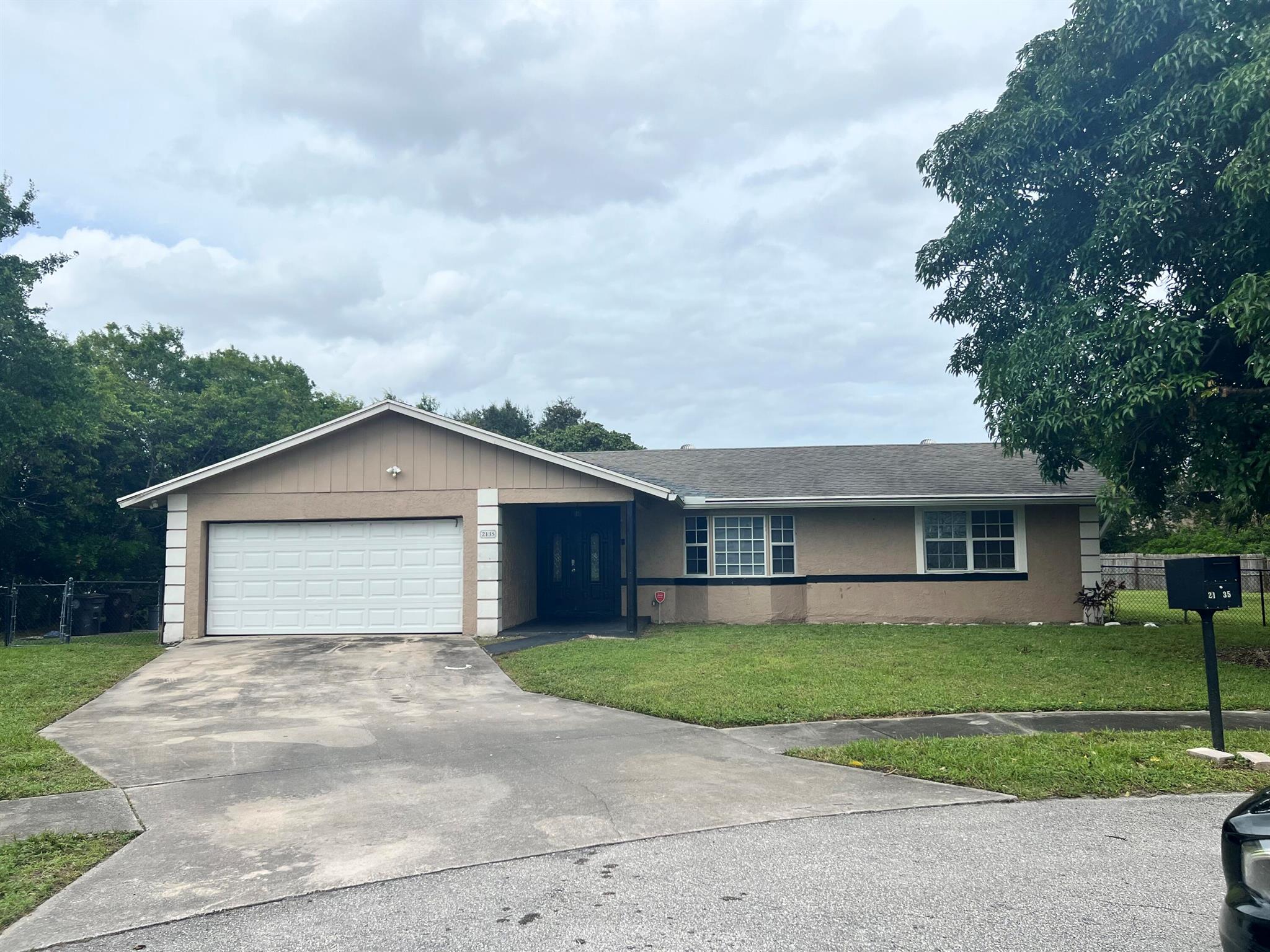 2135 Pinehurst Drive West Palm Beach FL 33407 | R11128218