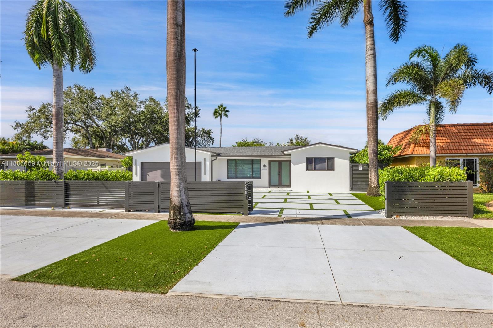 Hollywood Hills Amen Plat