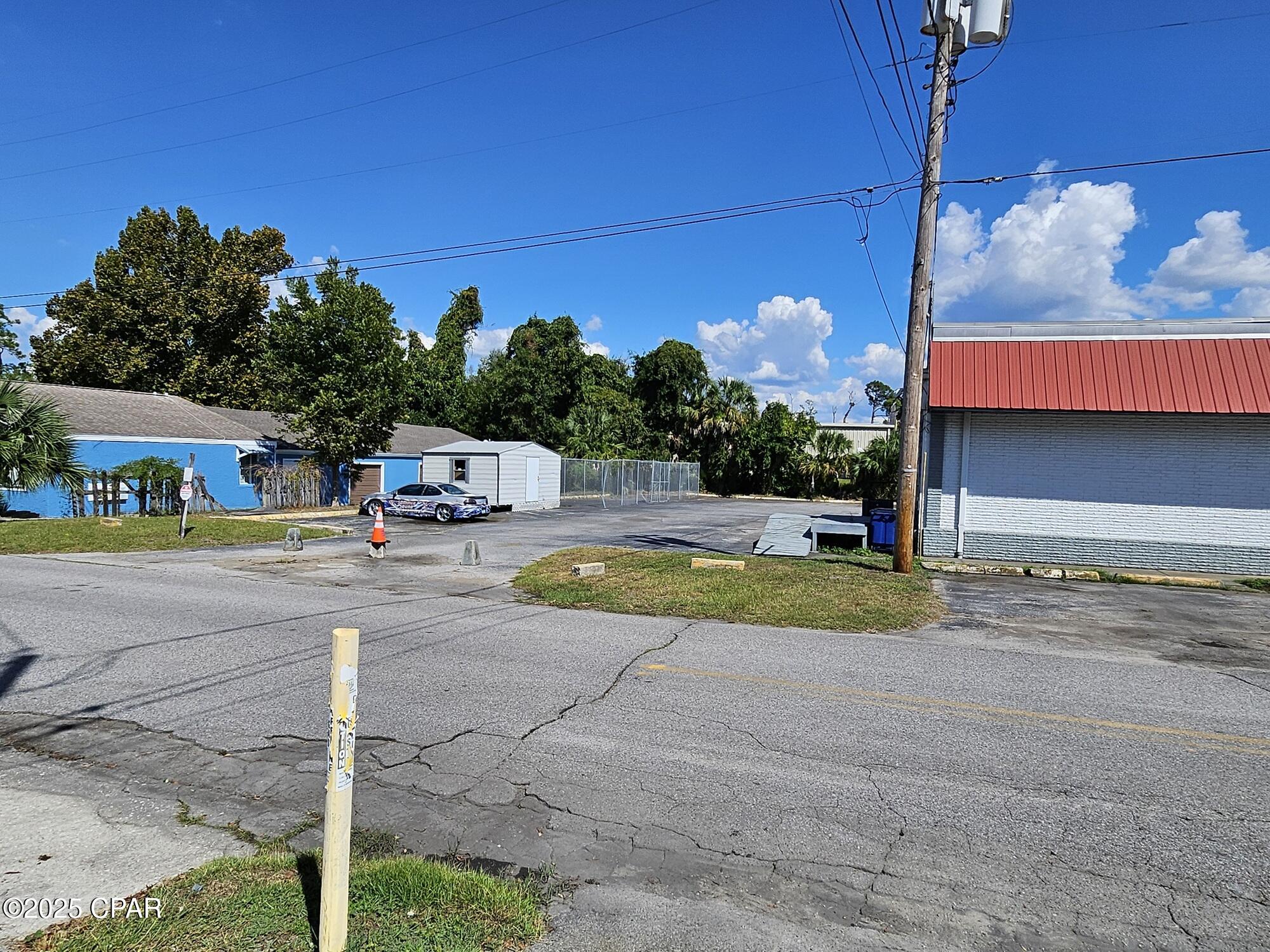 Listing photo id 12 for 4018 18th  