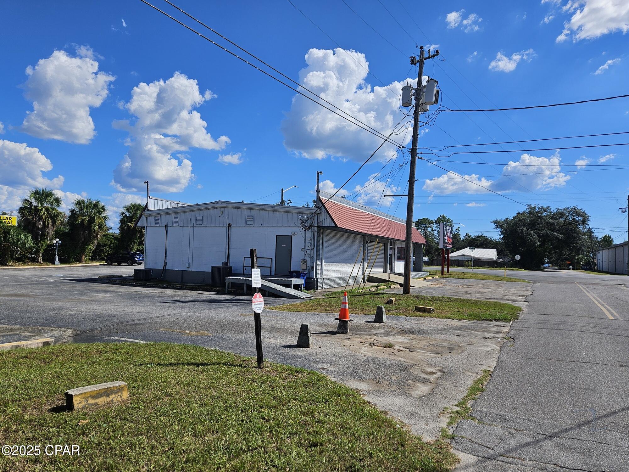 Listing photo id 13 for 4018 18th  