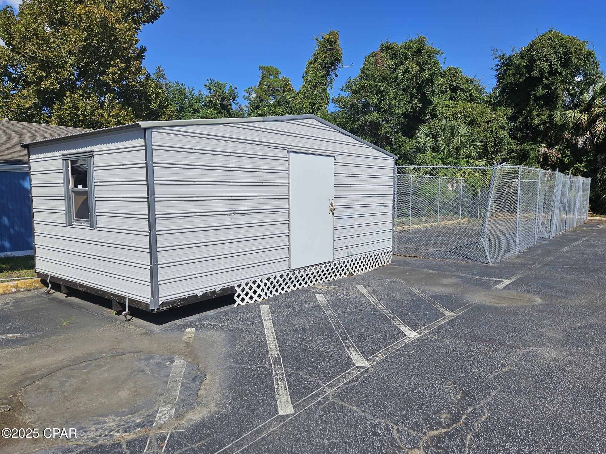 Listing photo id 15 for 4018 18th  