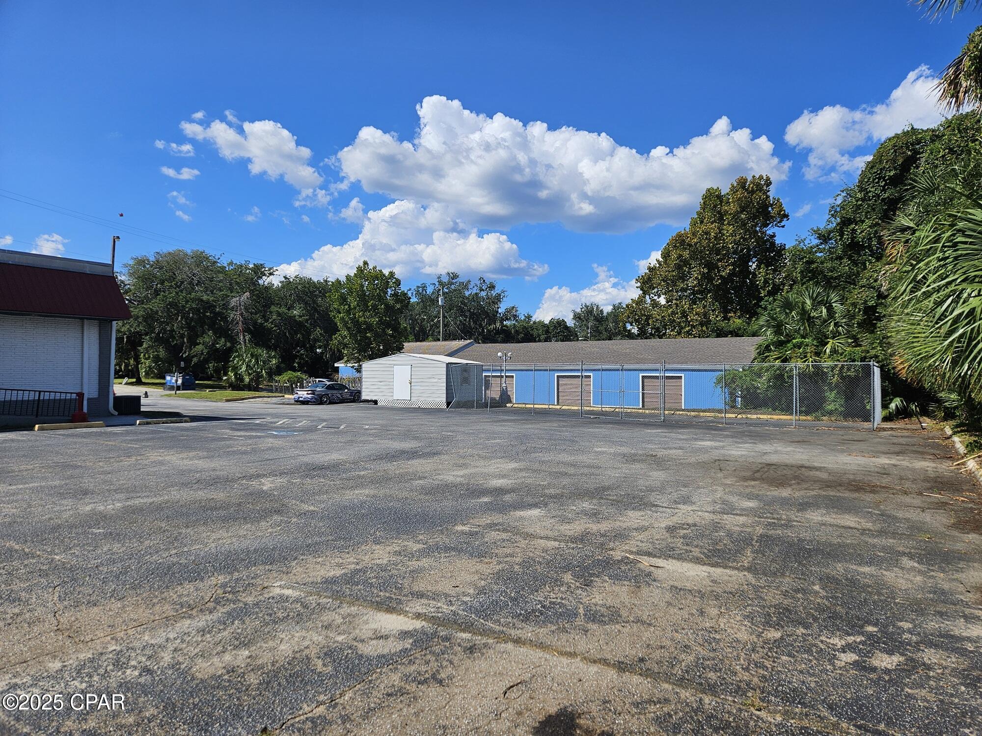 Listing photo id 16 for 4018 18th  