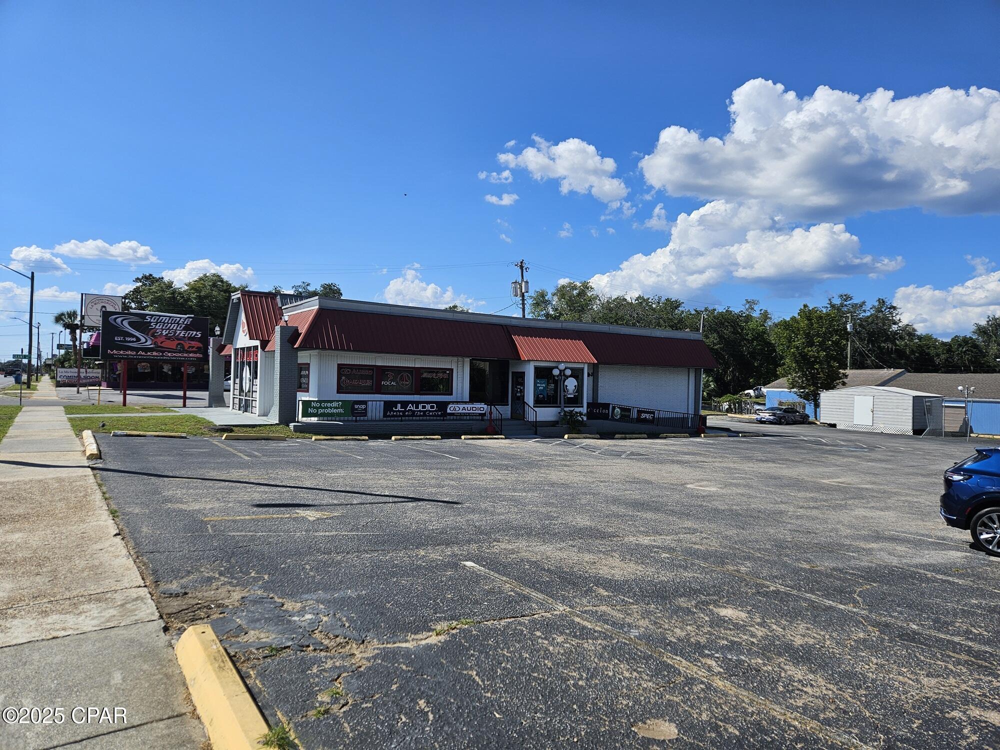 Listing photo id 8 for 4018 18th  