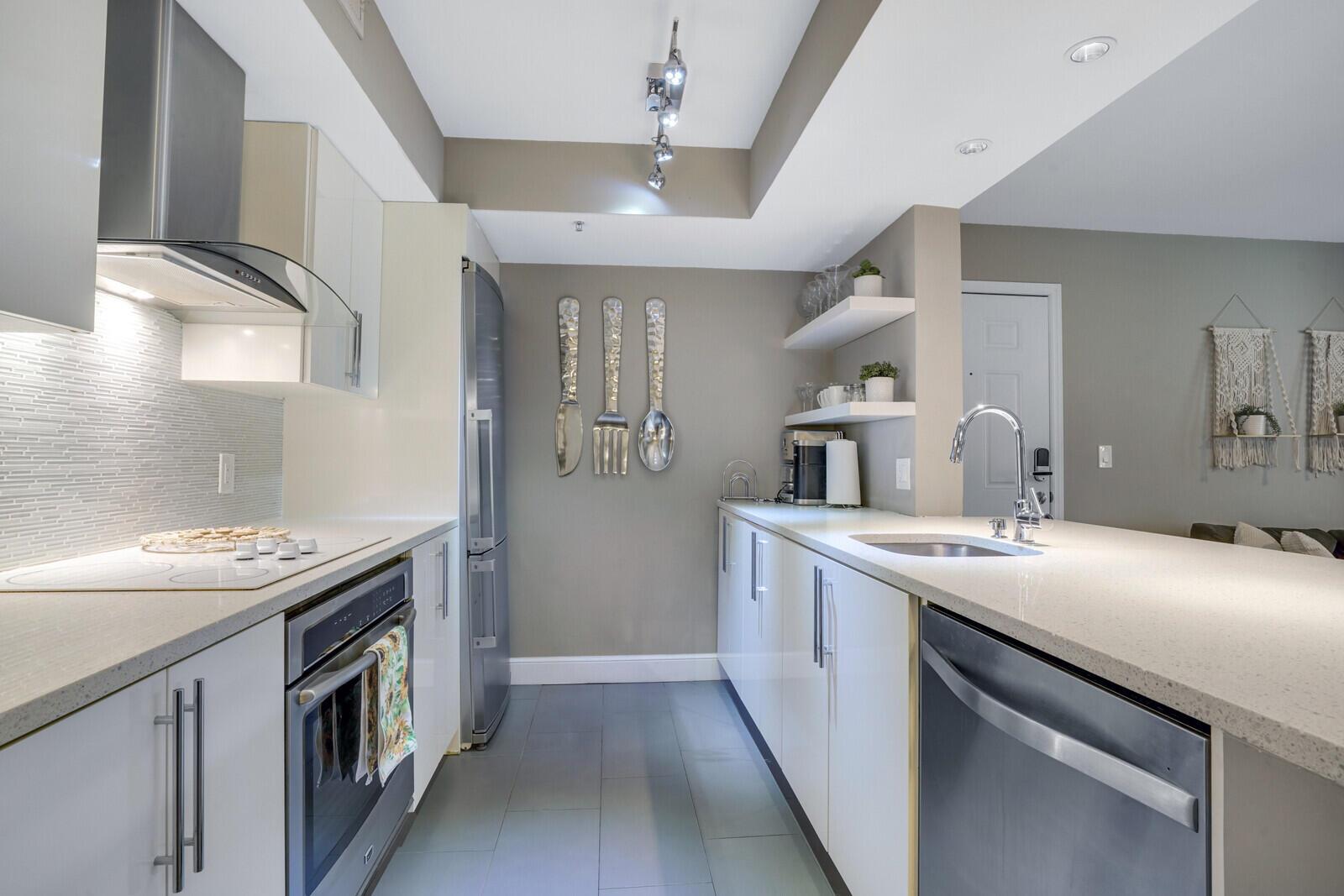 Yacht Club On The Intraco