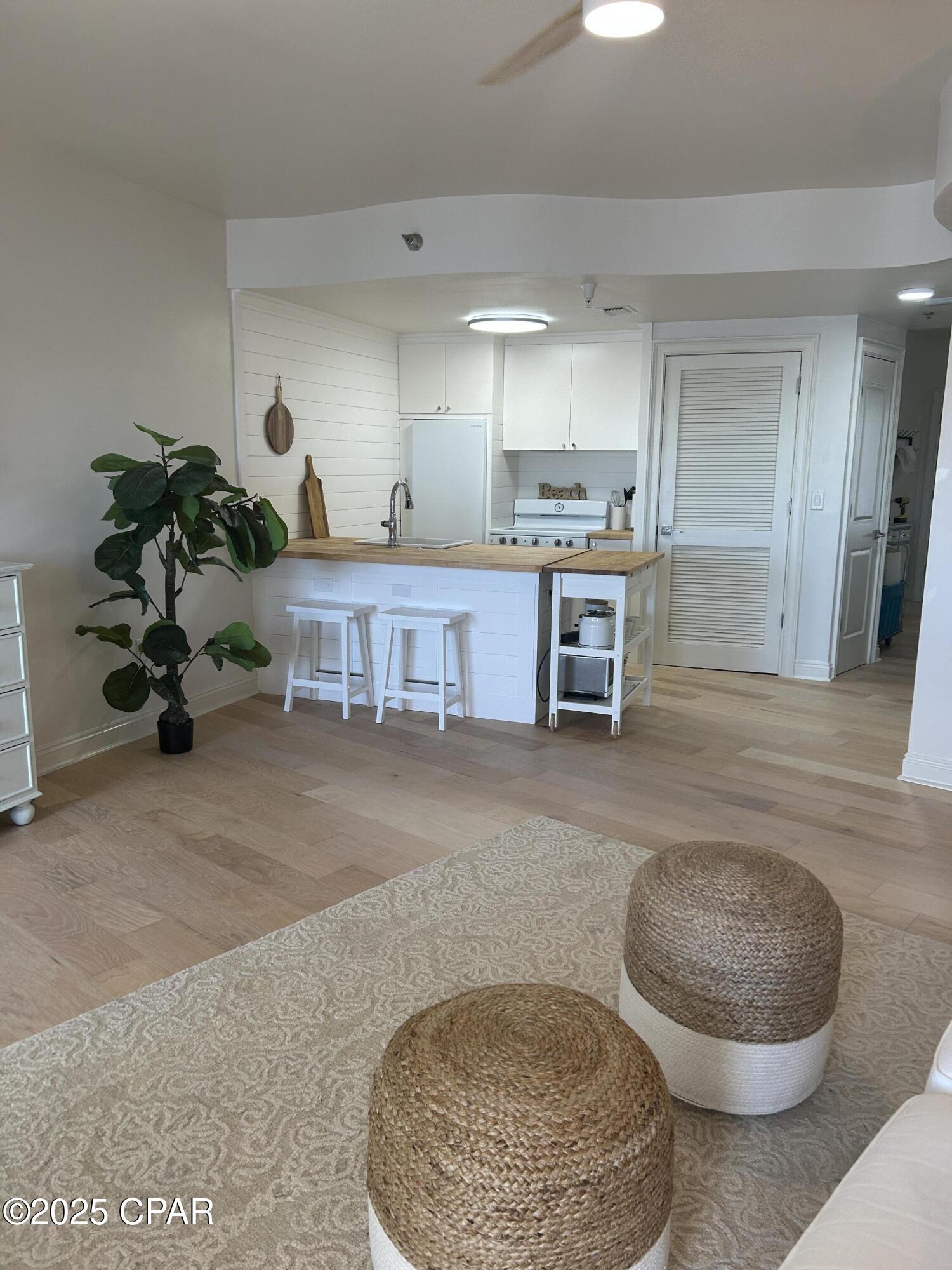 Listing photo id 10 for 114 Carillon Market Street 411