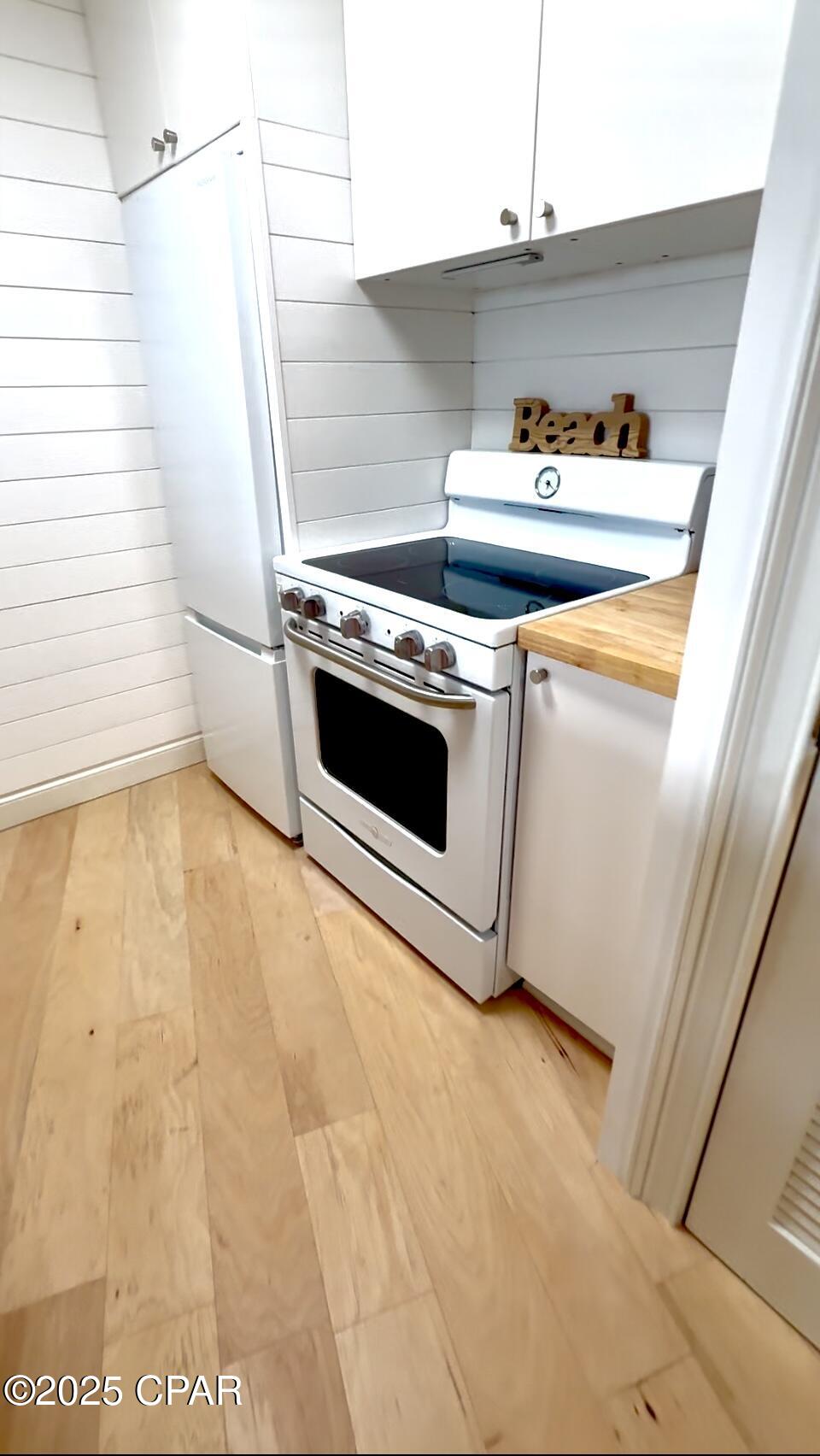 Image 7 For 114 Carillon Market Street 411