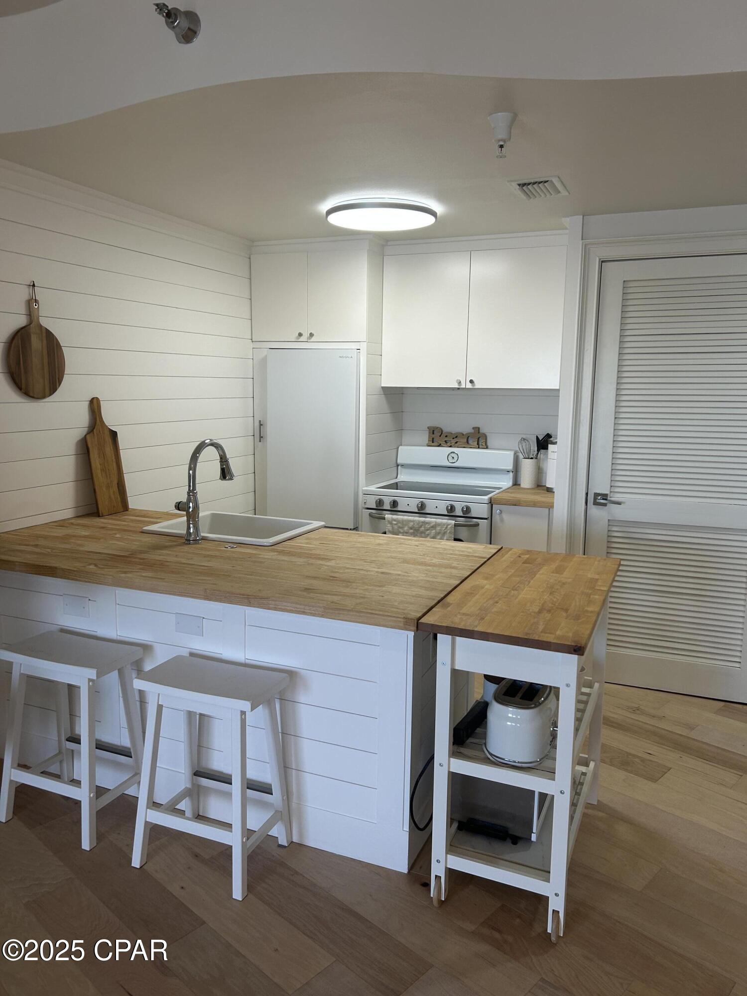 Image 8 For 114 Carillon Market Street 411