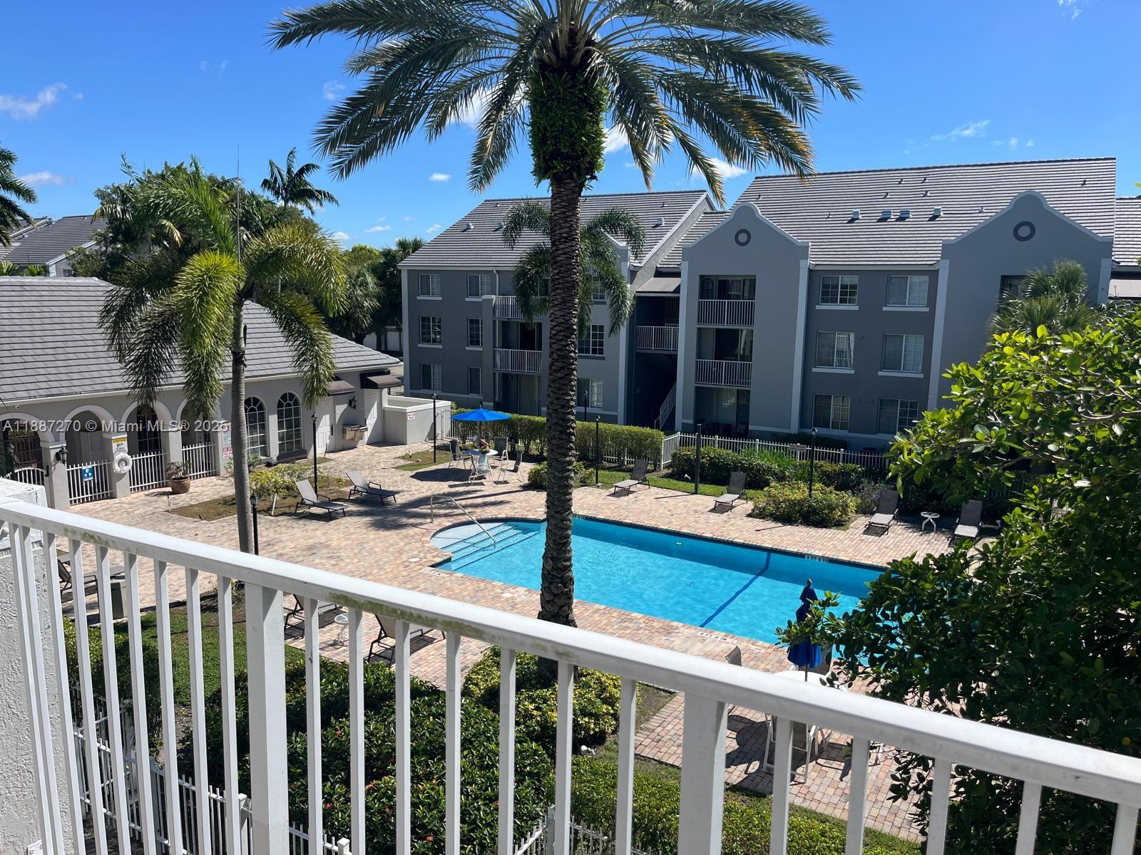 Devonaire Condo At Pembro