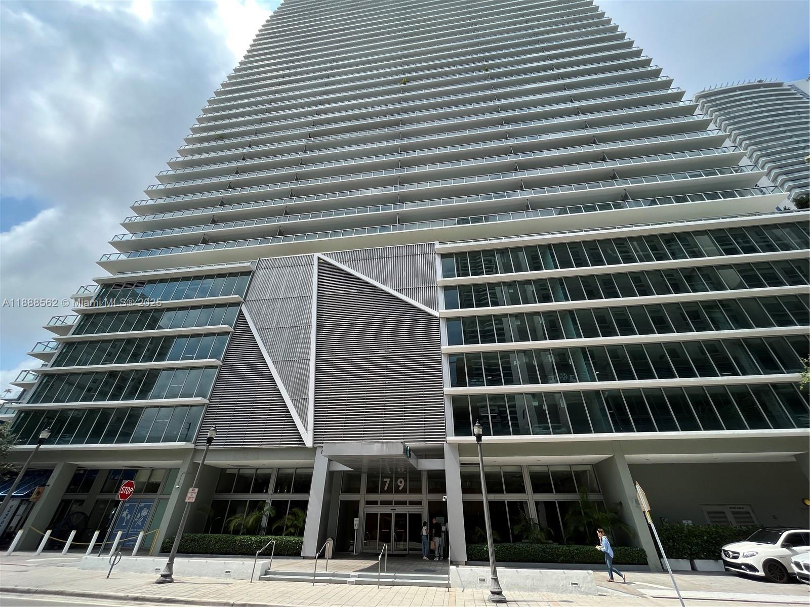 The Axis On Brickell Cond