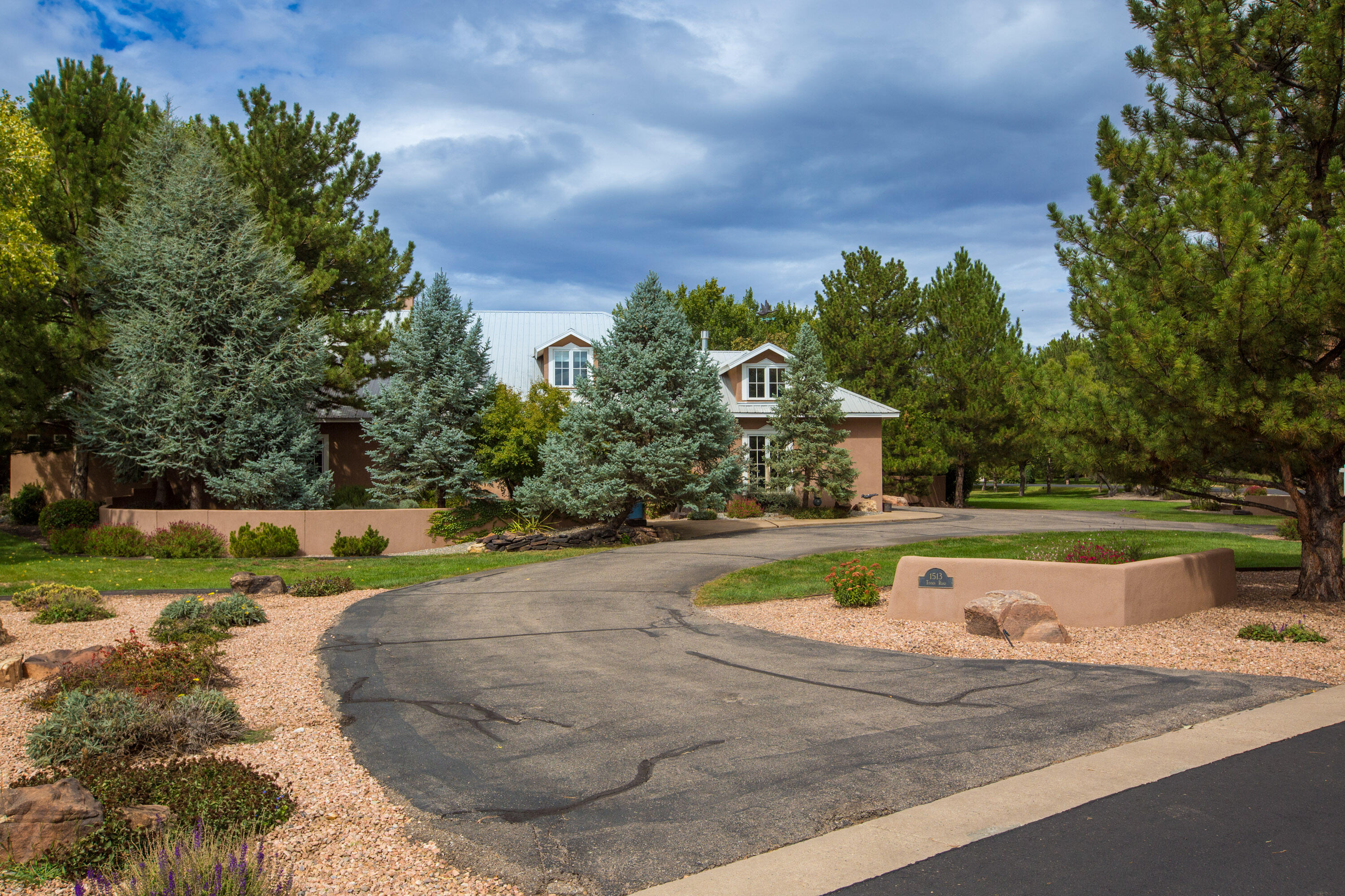 Homes for sale in Los Ranchos, NM | 1513 Tinnin Rd Nw, Los Ranchos, NM 87107 | MLS# 1092252