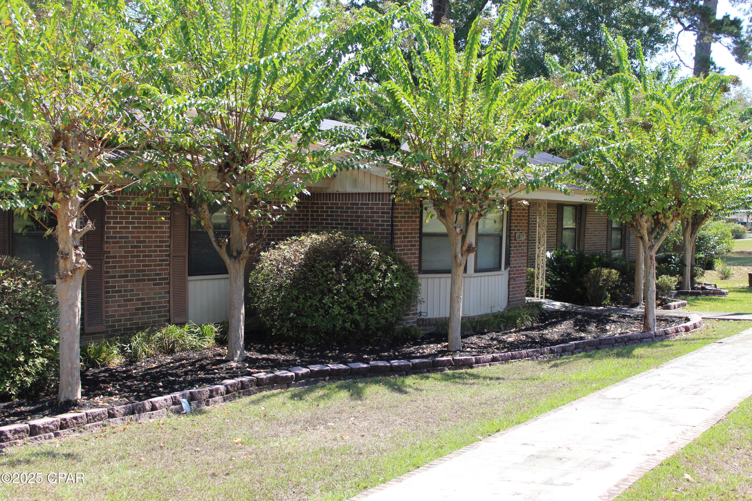 Listing photo id 2 for 2695 Marian Drive