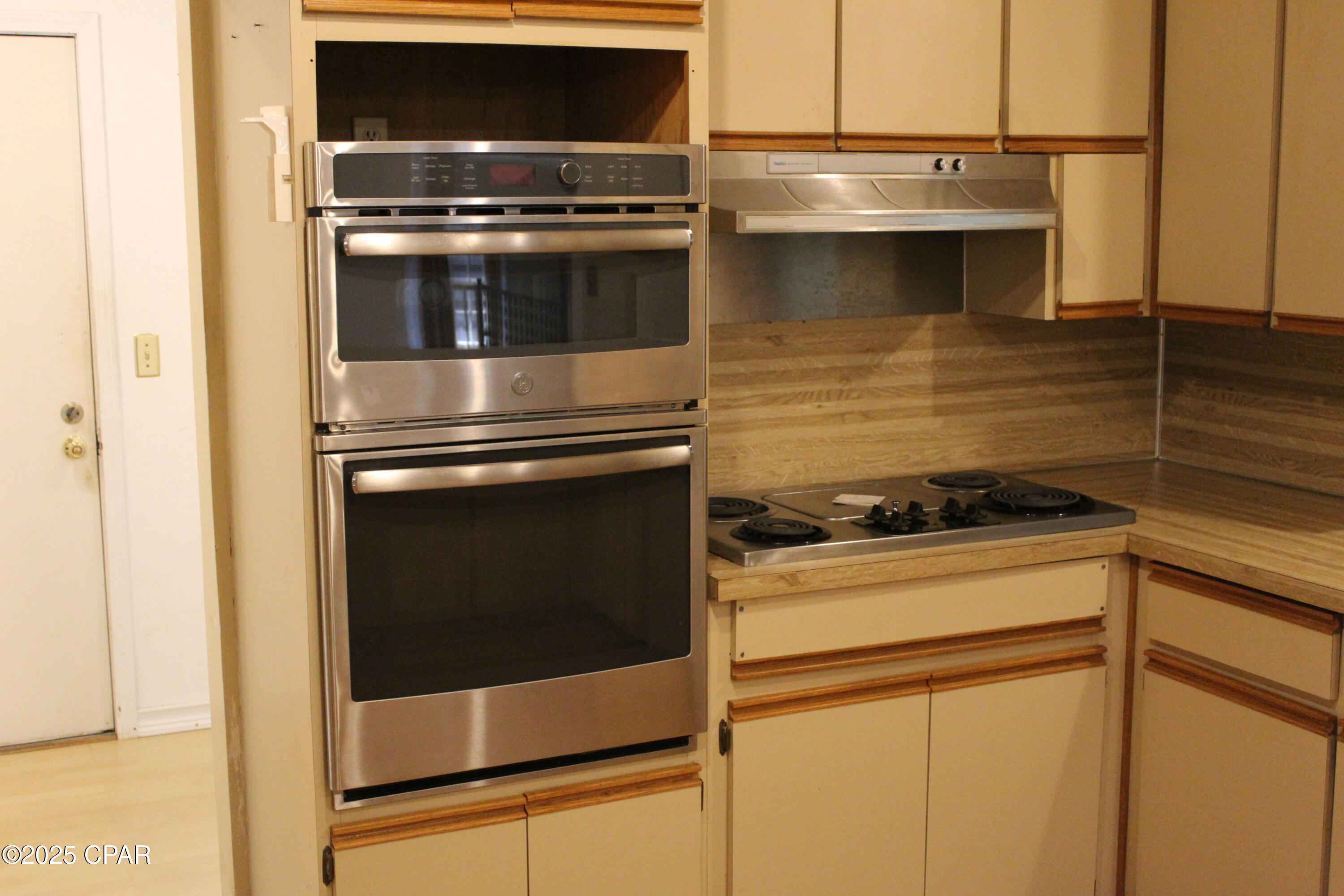 Listing photo id 8 for 2695 Marian Drive