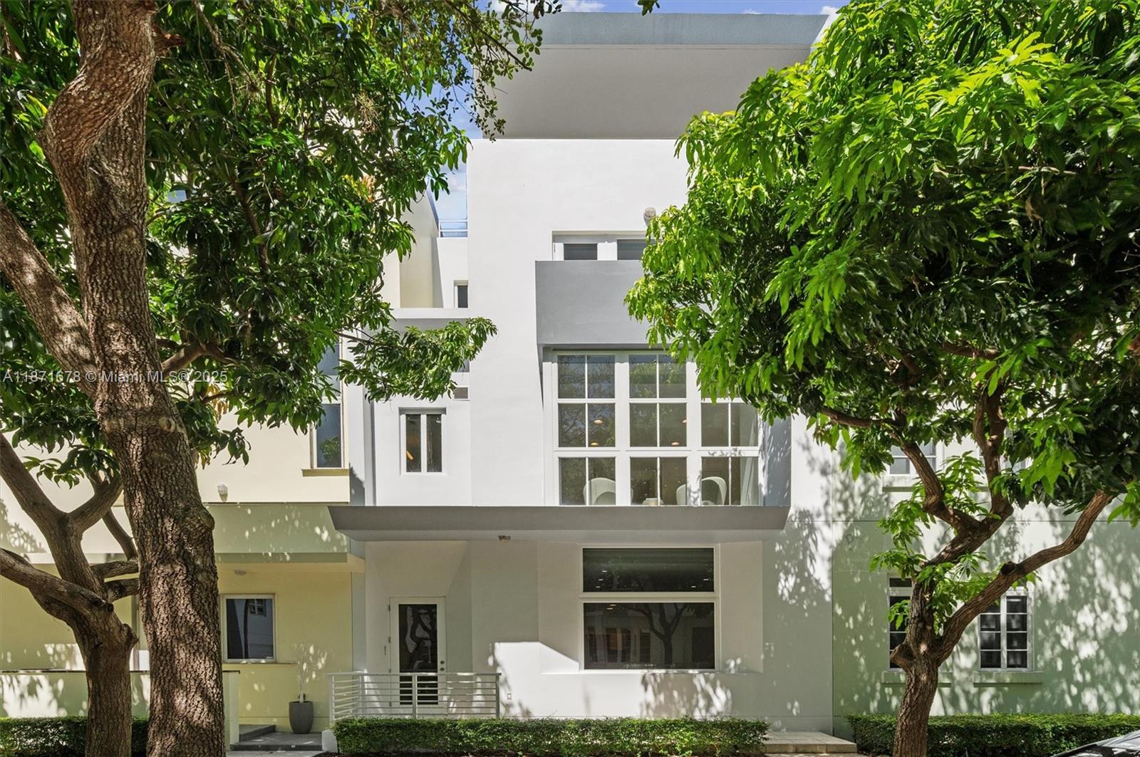 House for Sale in Miami Beach, FL