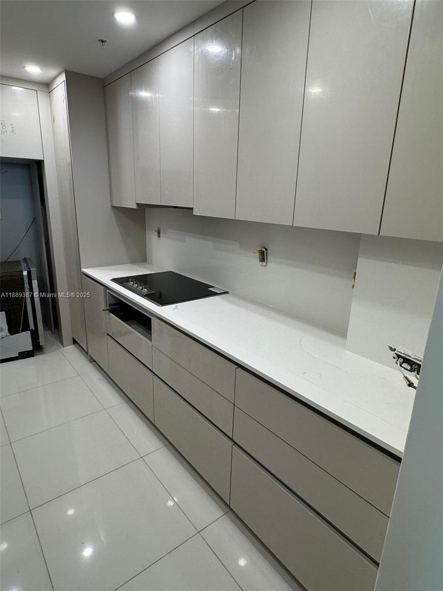 Residences On Hollywood B