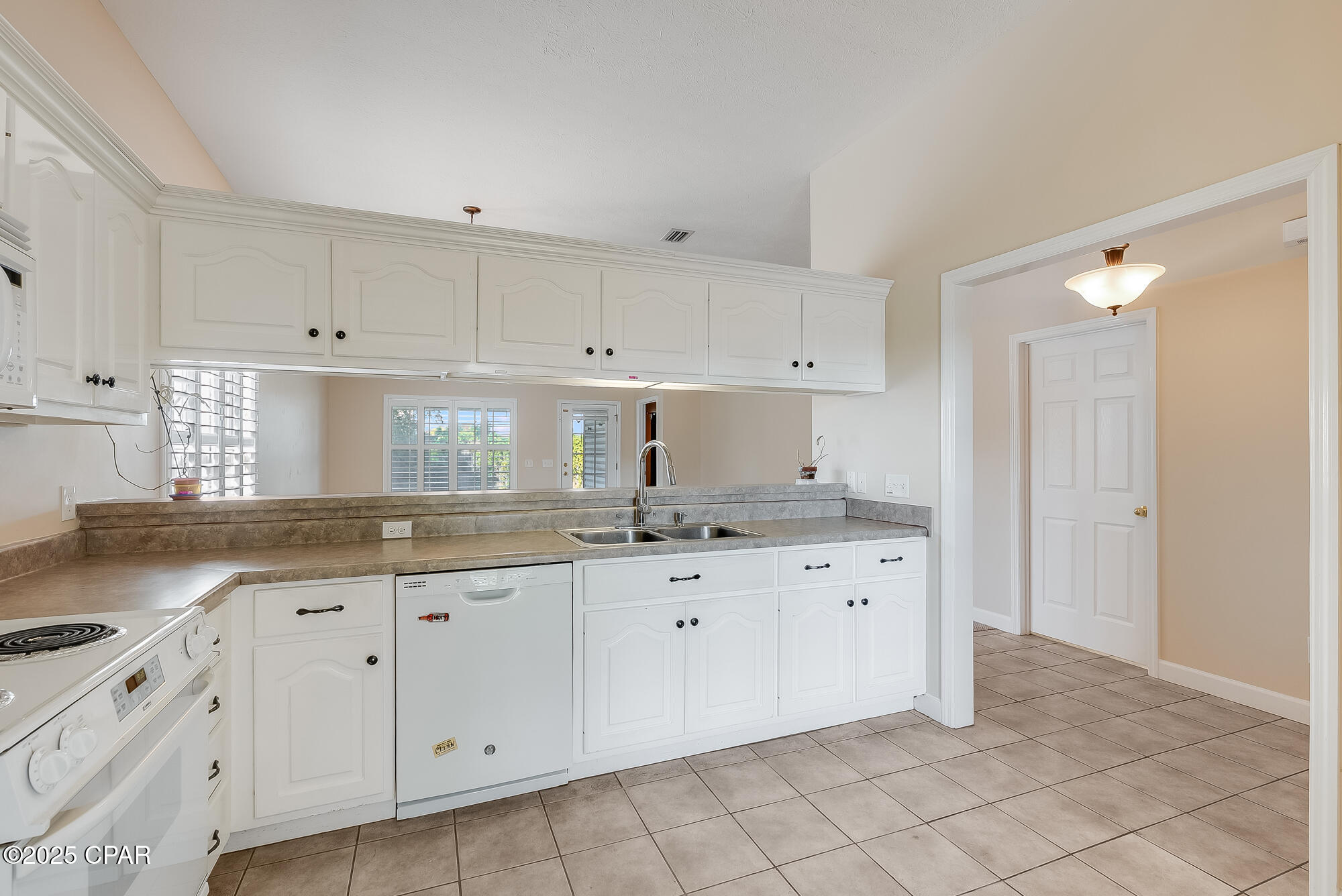 Listing photo id 19 for 3007 Sarasota Avenue