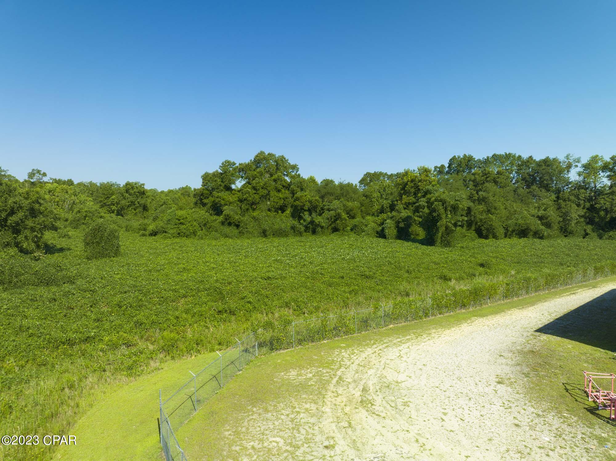 Listing photo id 13 for 824 Mary Helen Drive