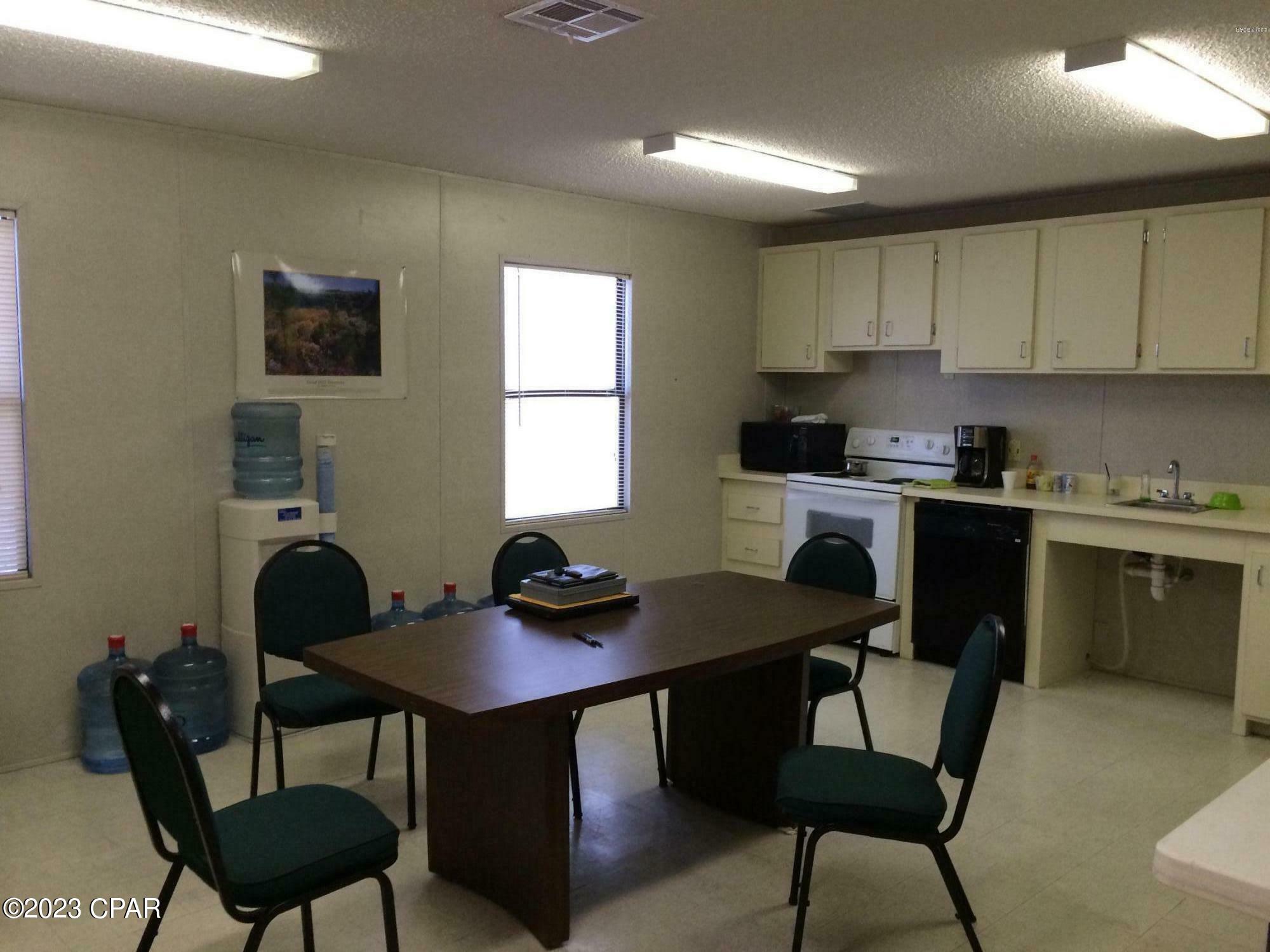 Listing photo id 18 for 824 Mary Helen Drive