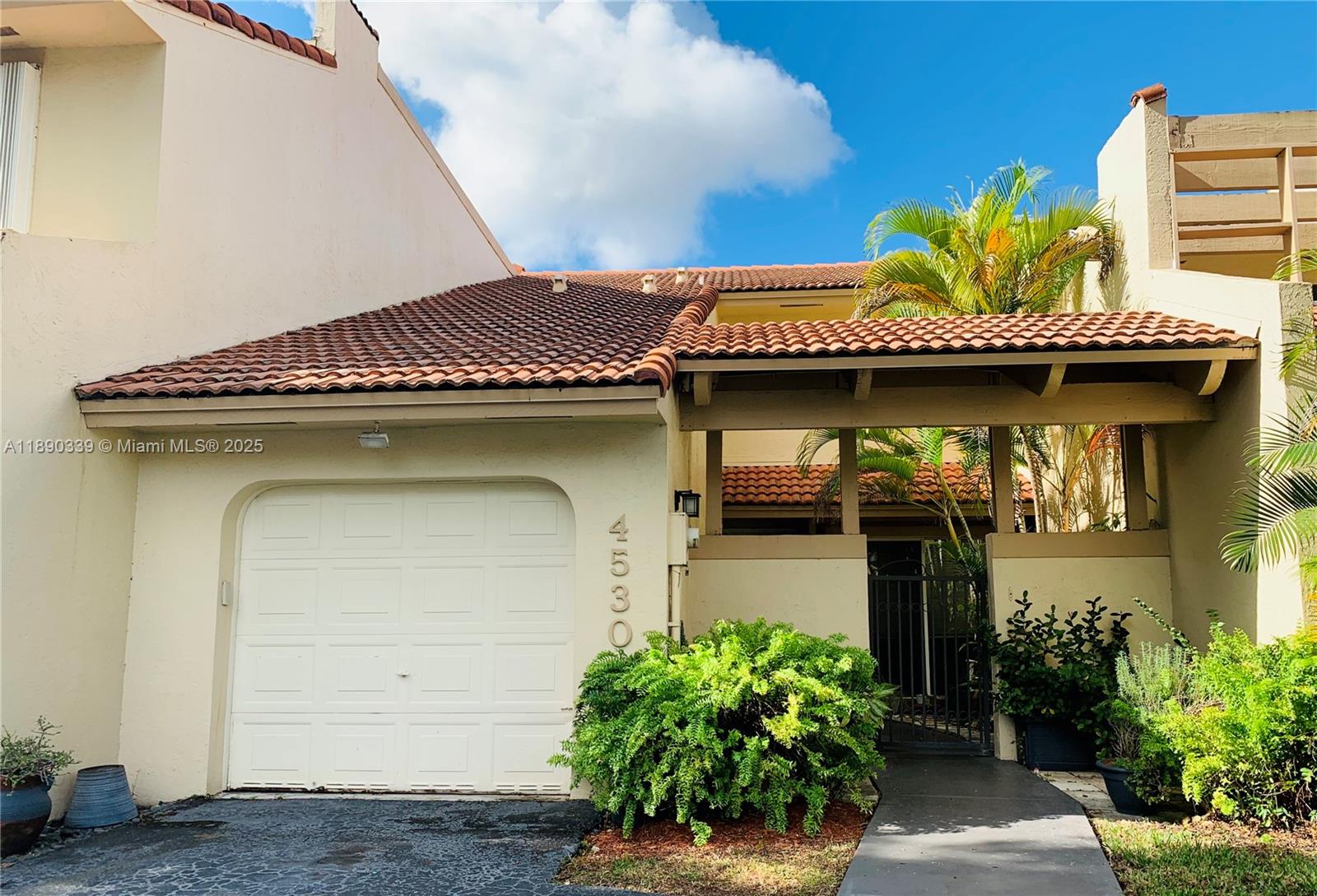 Townhomes Of Doral Place