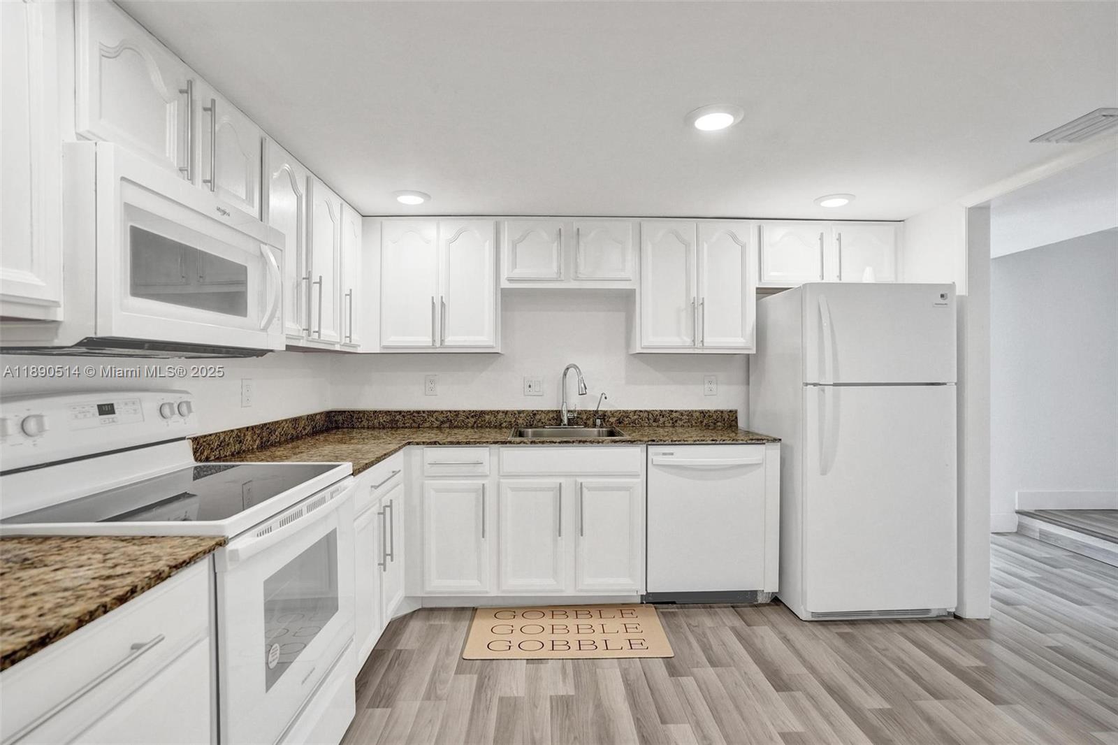 Manors Townhouse 8-9 Cond