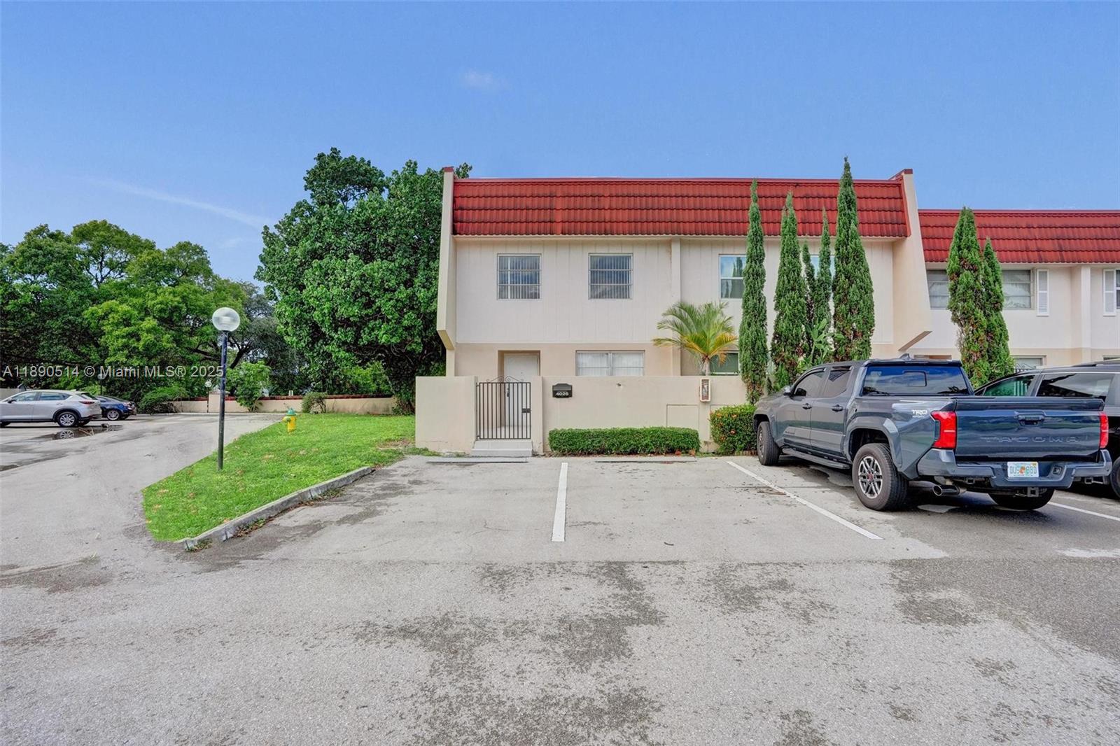 Manors Townhouse 8-9 Cond