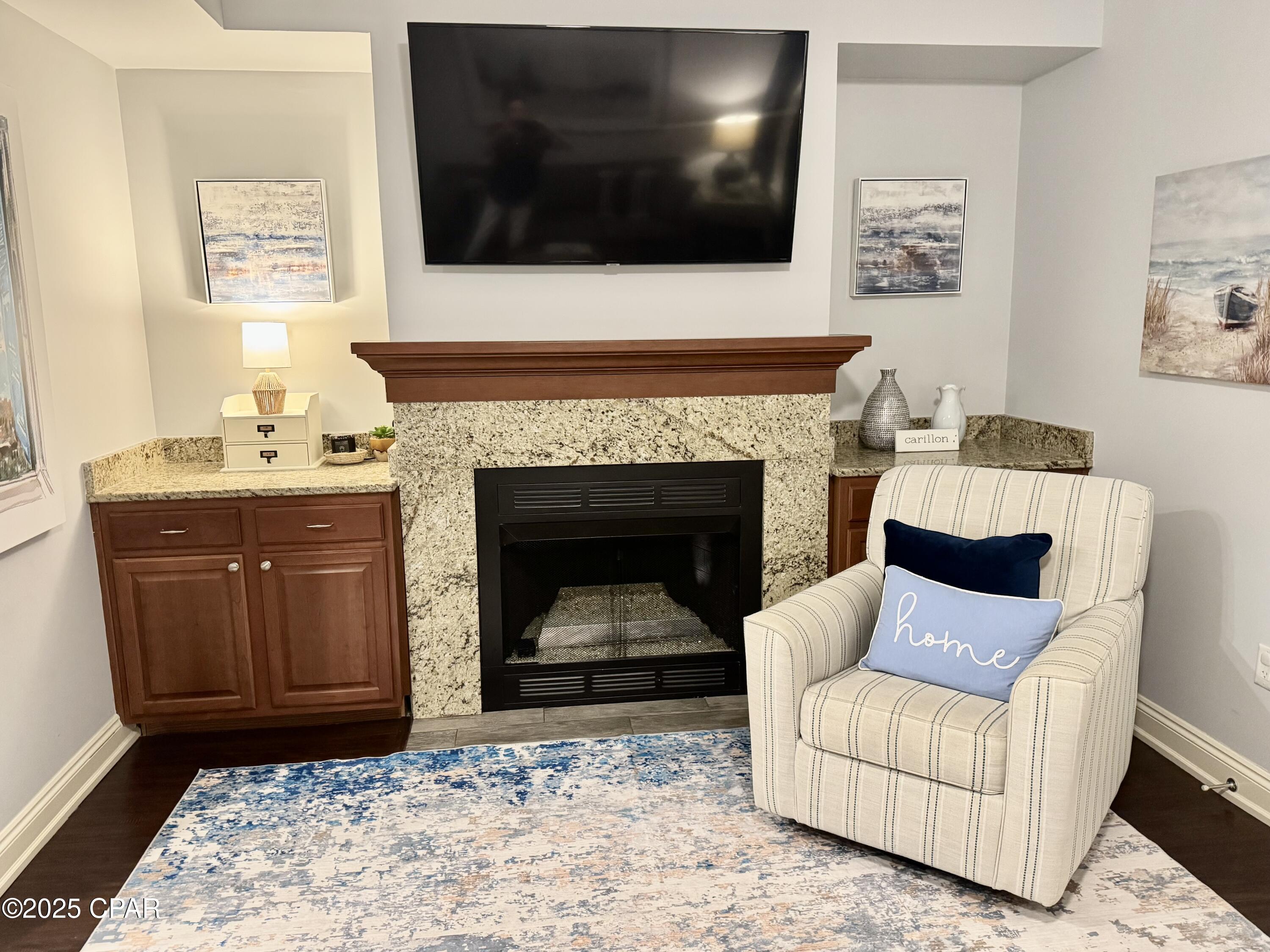 Listing photo id 2 for 114 Carillon Market Street 201