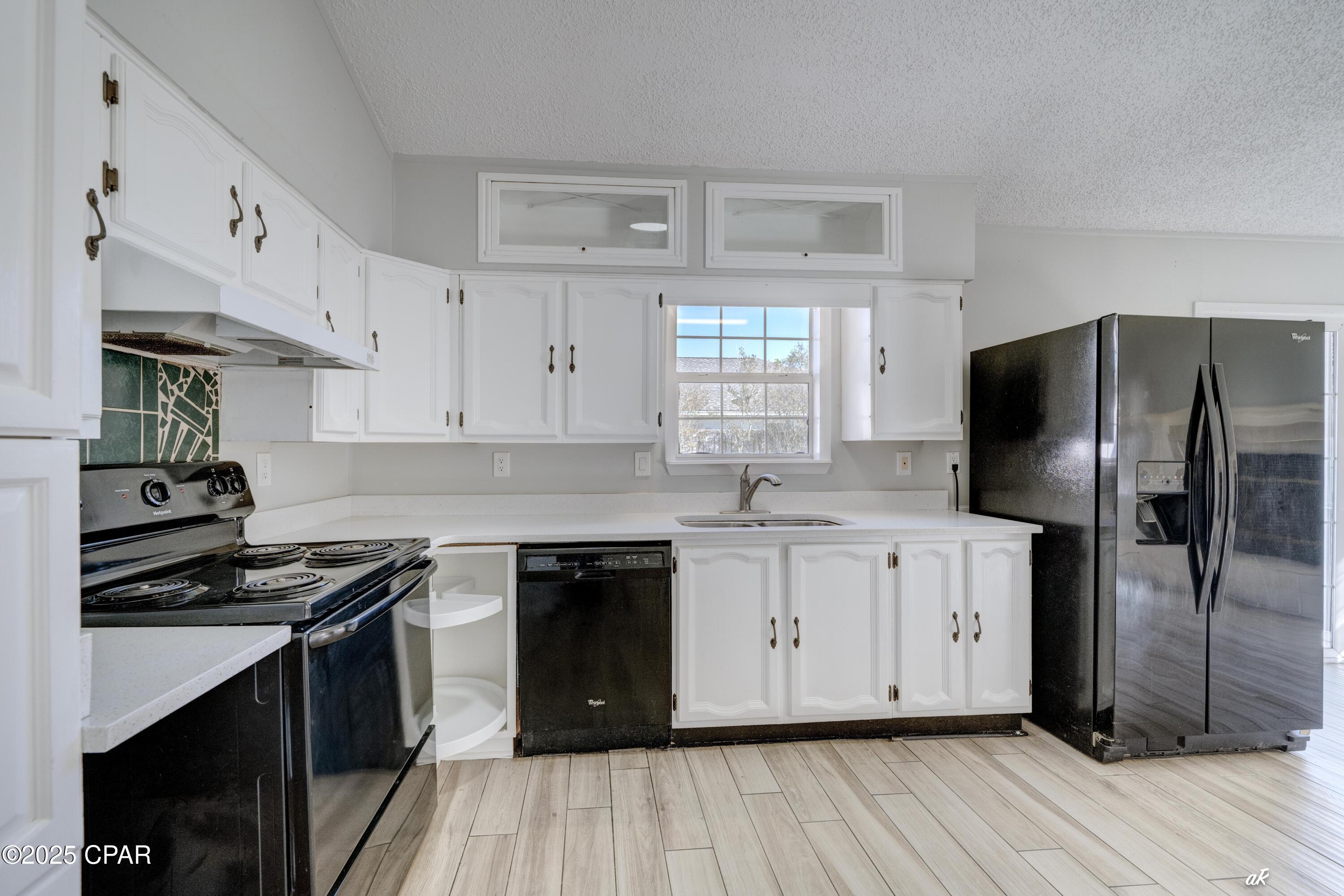 Image 10 For 221 Poinsettia Drive