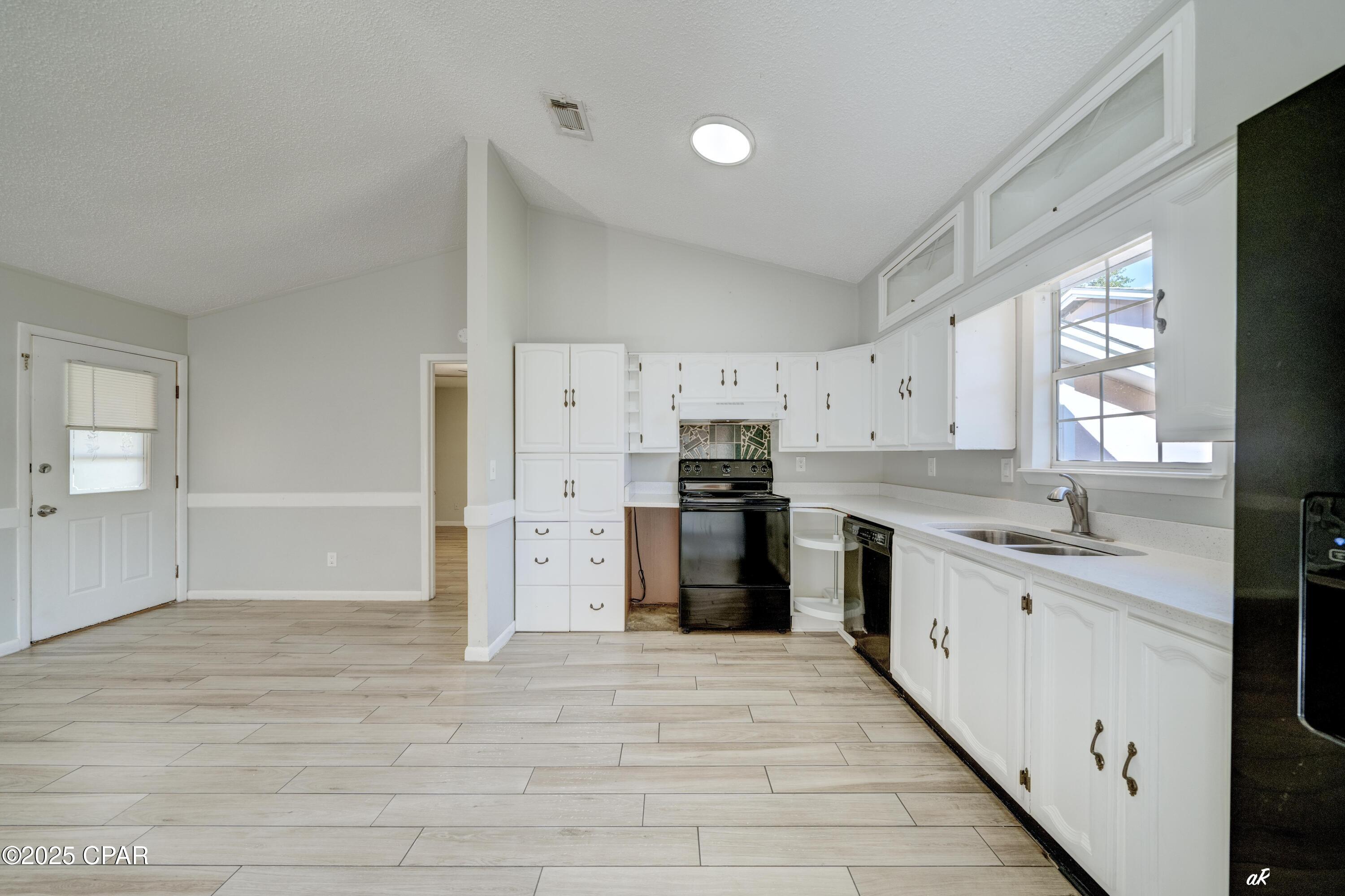 Image 12 For 221 Poinsettia Drive