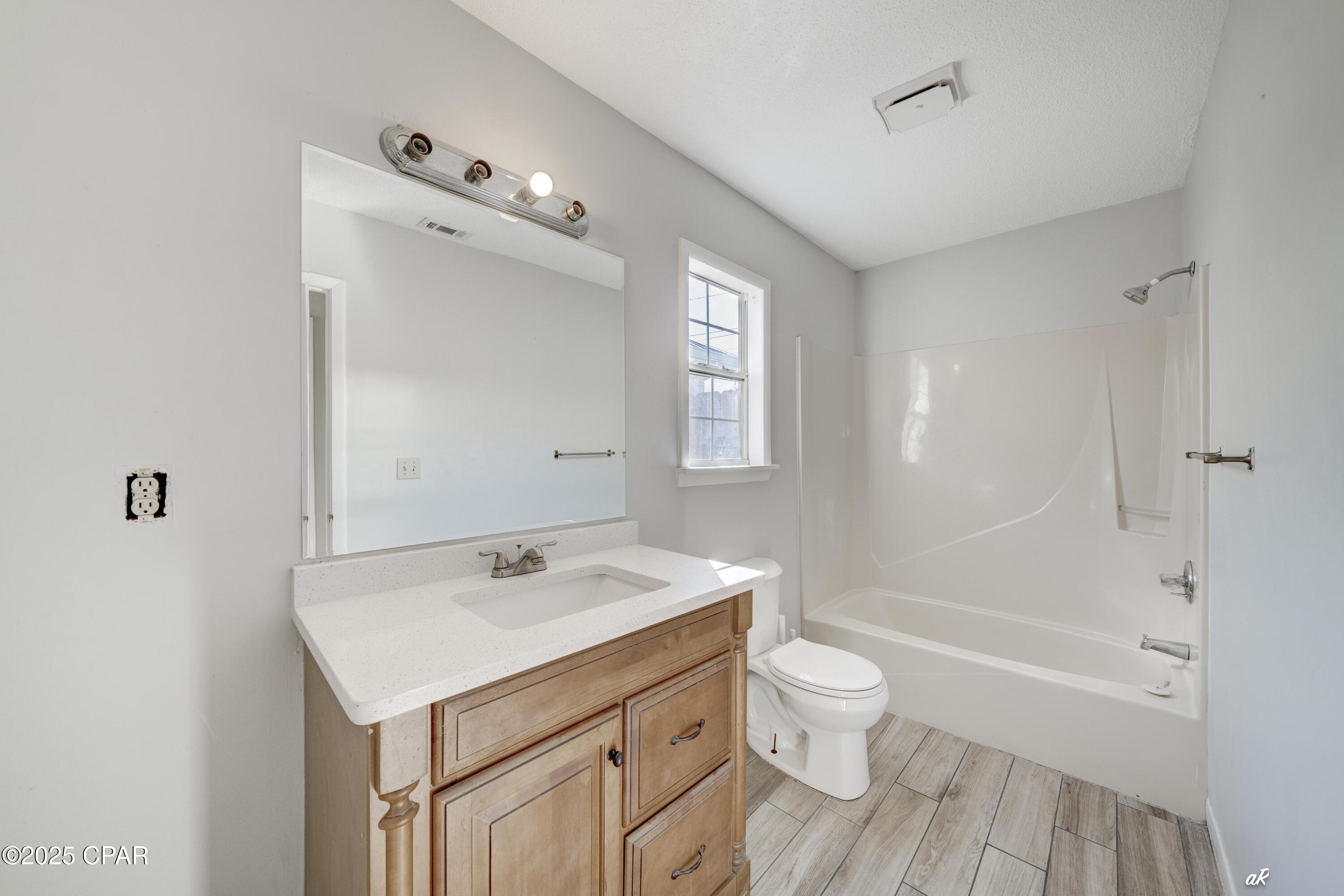 Image 14 For 221 Poinsettia Drive