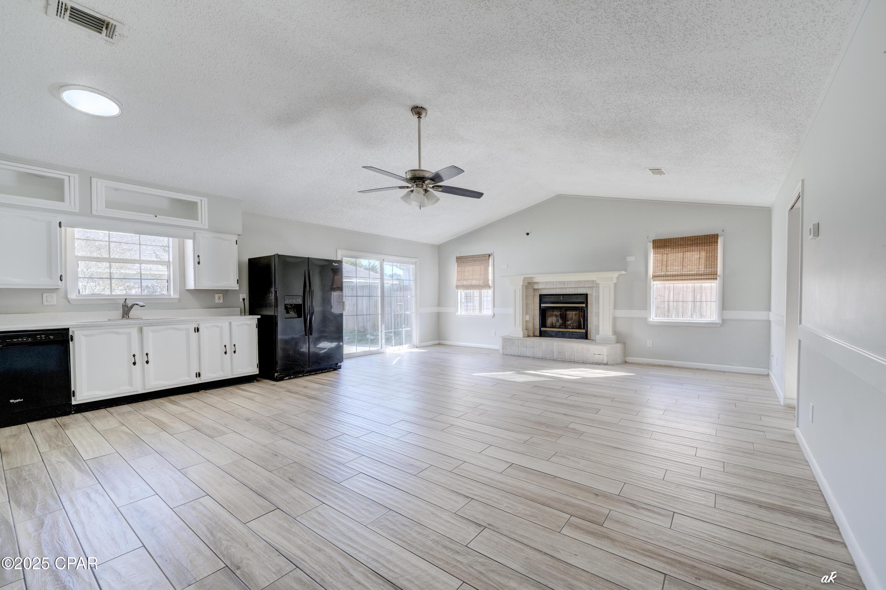 Image 5 For 221 Poinsettia Drive