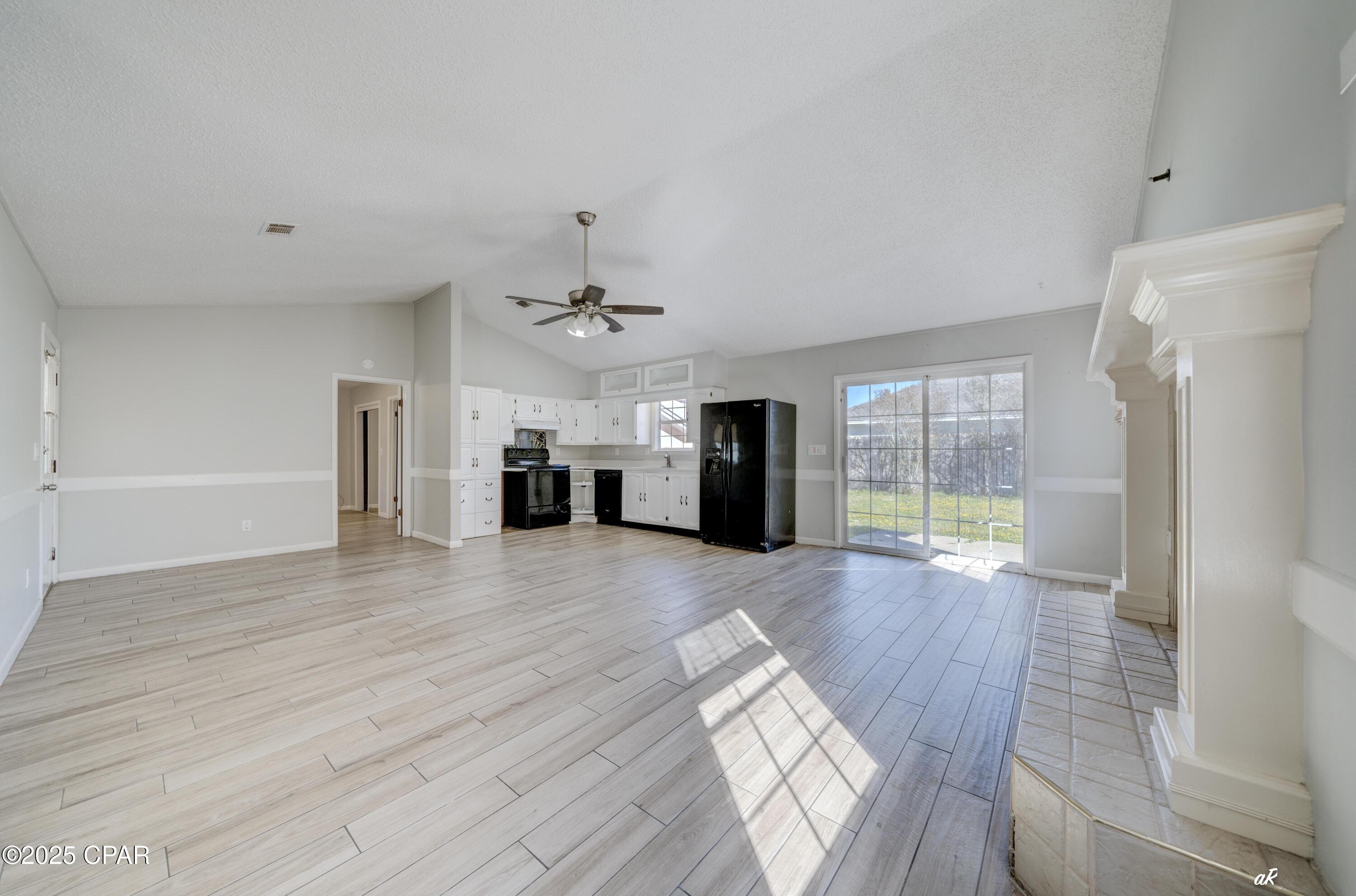 Image 6 For 221 Poinsettia Drive