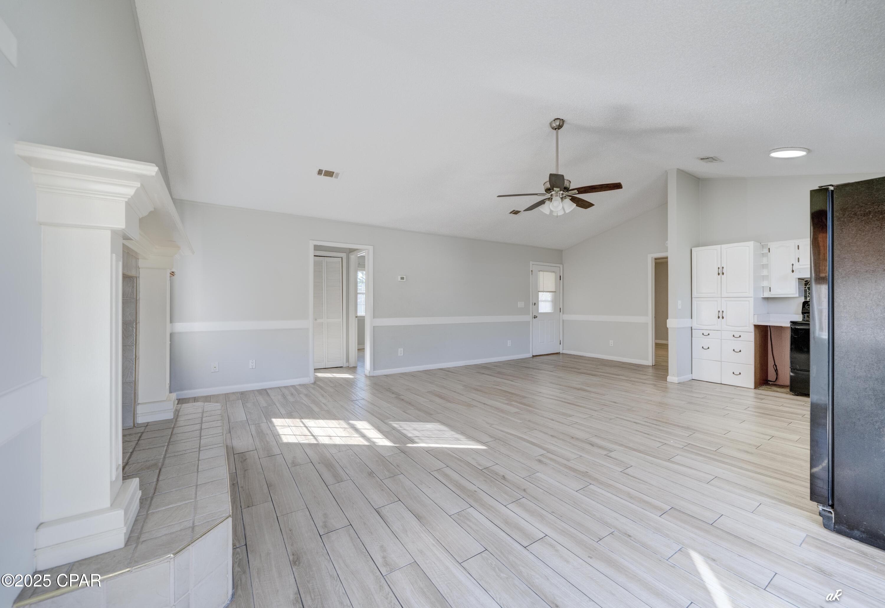 Image 7 For 221 Poinsettia Drive