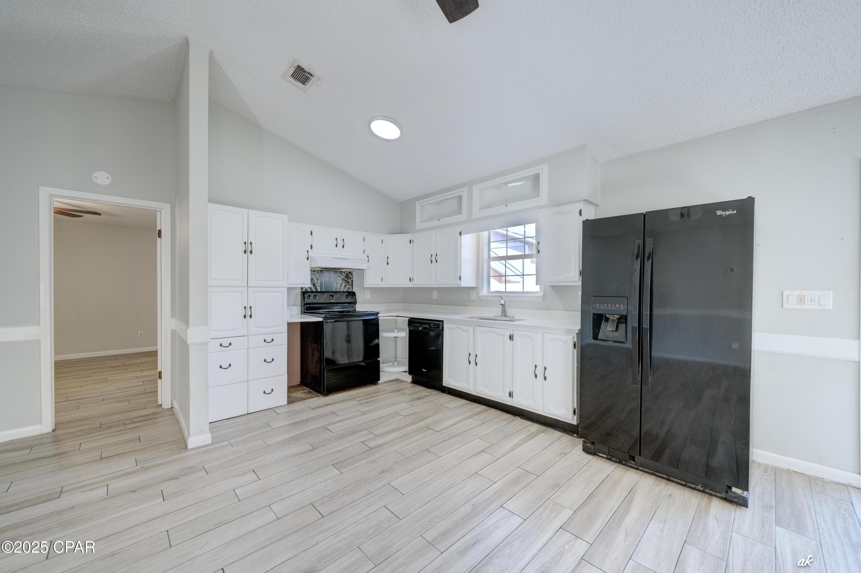 Image 9 For 221 Poinsettia Drive