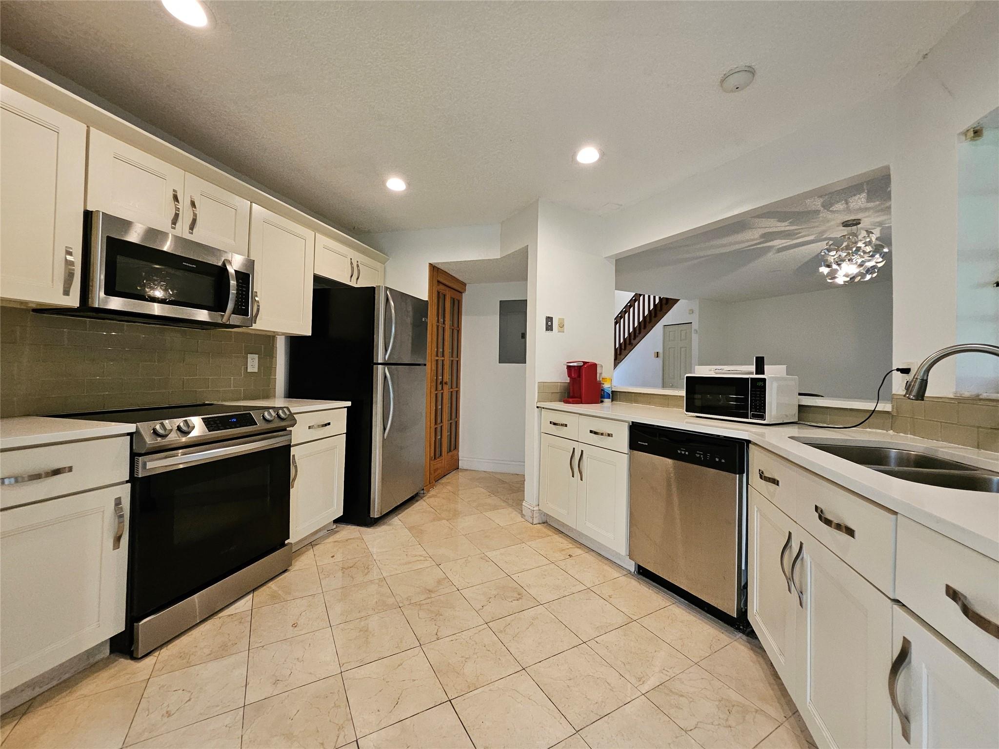 Lakeview Courts At Jacar