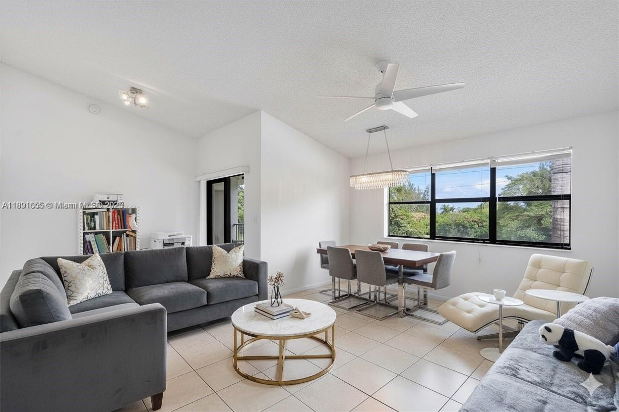 Hollywood Parc Condominiu