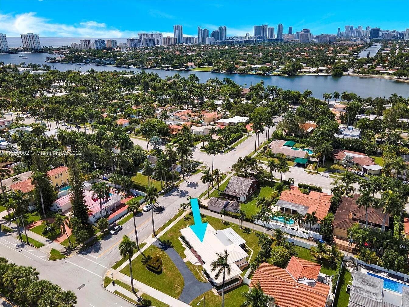 Hollywood Lakes Section