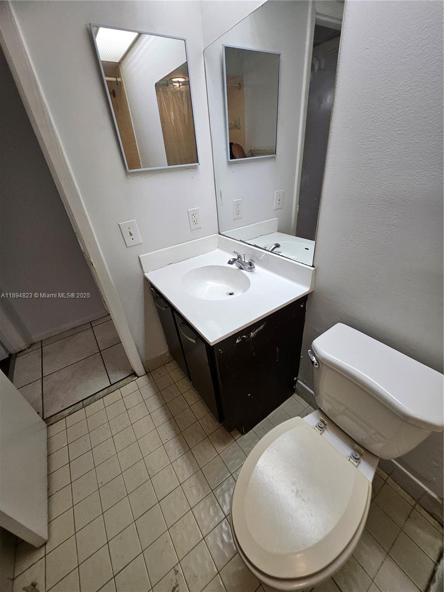 Elegant master bedroom retreat at 2511 56th Ave - Condo in Lauderhill